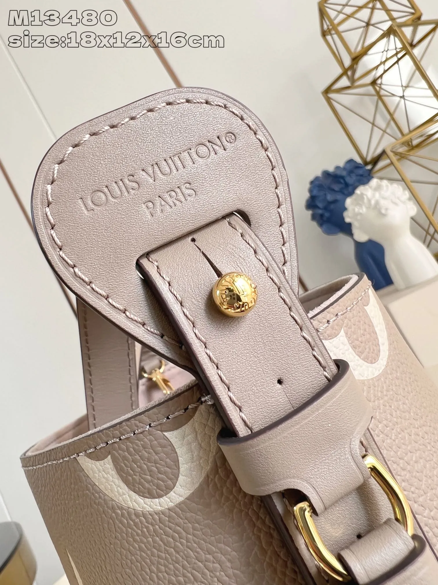 💰1020 (top-grain leather) top-quality original individual real shot M13480 gray silk screen] M13045 This All In BB handbag is made of Monogram Empreinte leather with shiny metal parts, and the iconic padlock and nameplate highlight the classic style. The adjustable shoulder strap continues the brand's trunk-making heritage, and the leather shoulder strap adds cross-body and shoulder carry options. The foldable design enables the silhouette to be retracted and retracted freely, providing ample space for daily use. 18 x 12 x 16 cm (height x width x length)