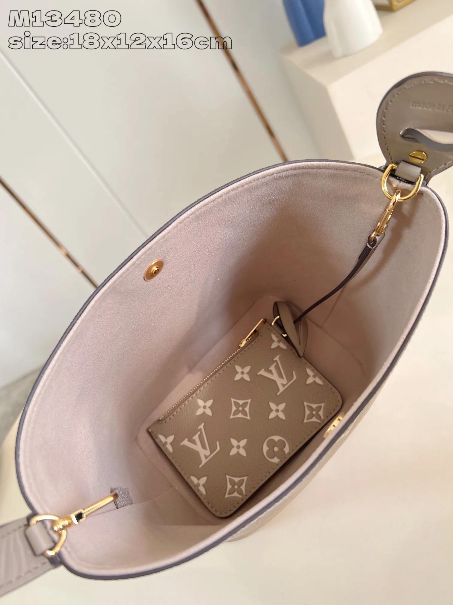 💰1020 (top-grain leather) top-quality original individual real shot M13480 gray silk screen] M13045 This All In BB handbag is made of Monogram Empreinte leather with shiny metal parts, and the iconic padlock and nameplate highlight the classic style. The adjustable shoulder strap continues the brand's trunk-making heritage, and the leather shoulder strap adds cross-body and shoulder carry options. The foldable design enables the silhouette to be retracted and retracted freely, providing ample space for daily use. 18 x 12 x 16 cm (height x width x length)