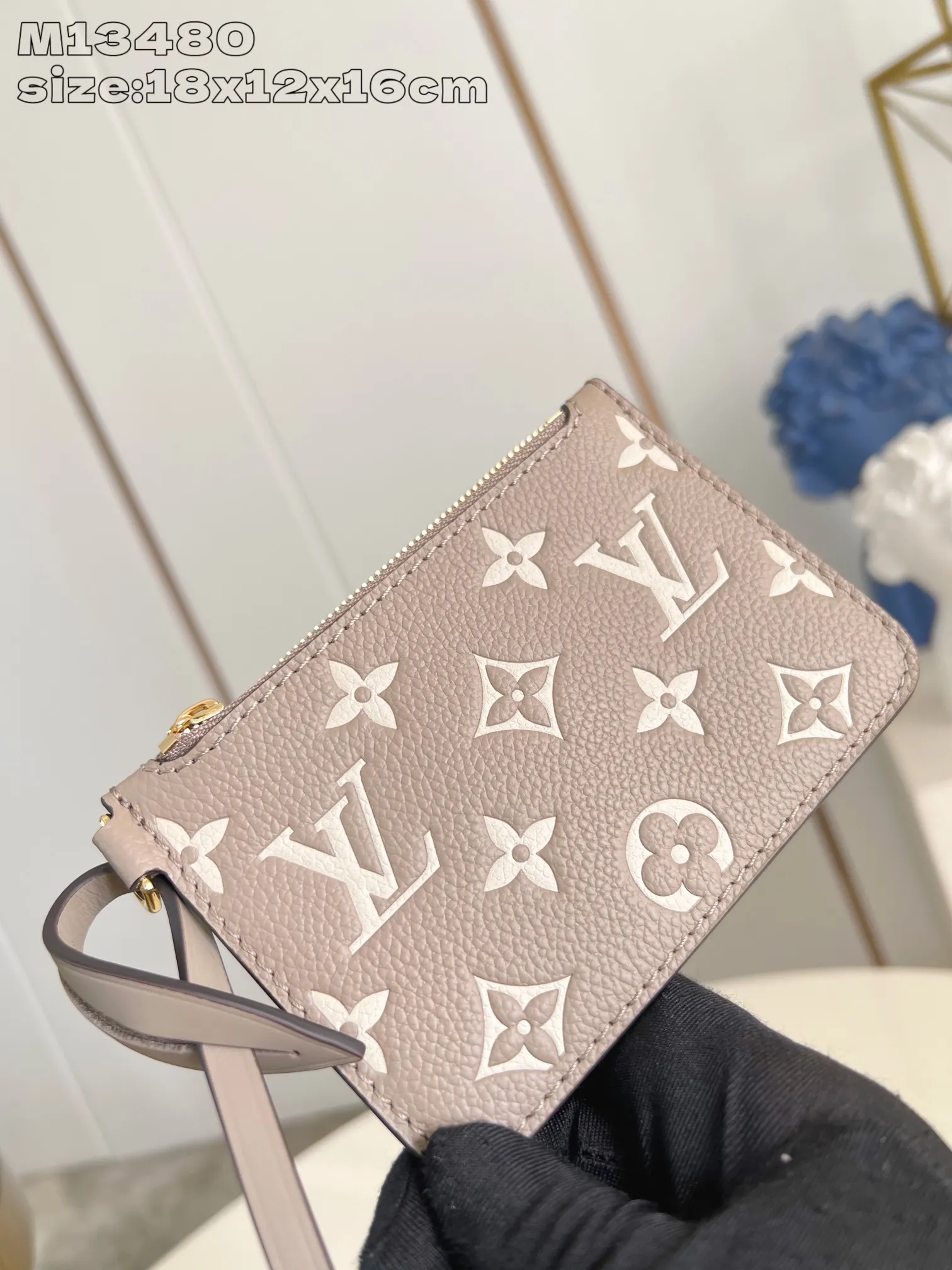 💰1020 (top-grain leather) top-quality original individual real shot M13480 gray silk screen] M13045 This All In BB handbag is made of Monogram Empreinte leather with shiny metal parts, and the iconic padlock and nameplate highlight the classic style. The adjustable shoulder strap continues the brand's trunk-making heritage, and the leather shoulder strap adds cross-body and shoulder carry options. The foldable design enables the silhouette to be retracted and retracted freely, providing ample space for daily use. 18 x 12 x 16 cm (height x width x length)
