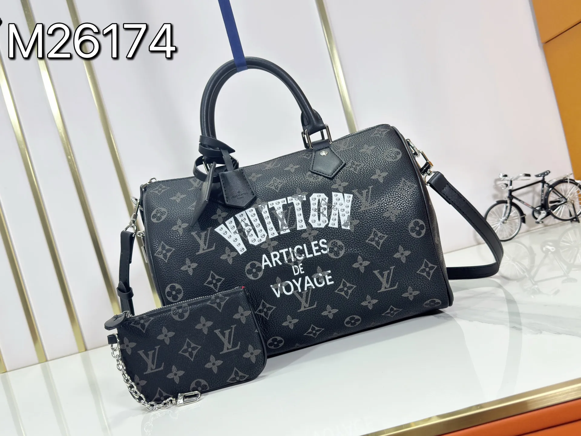 P320 upgraded original M26174 M26175 M26176 M26178 M26180 M24424 LV Speedy 30 Graffiti Pillow Bag Travel Bag Logo-level eye-catching texture and elegant temperament, casual and versatile, which is also the main reason why I bought it. With the soft and tender lambskin material, in short, it can handle various styles of commuting and leisure bags, and it is not a loss. Dimensions: 30×21x17