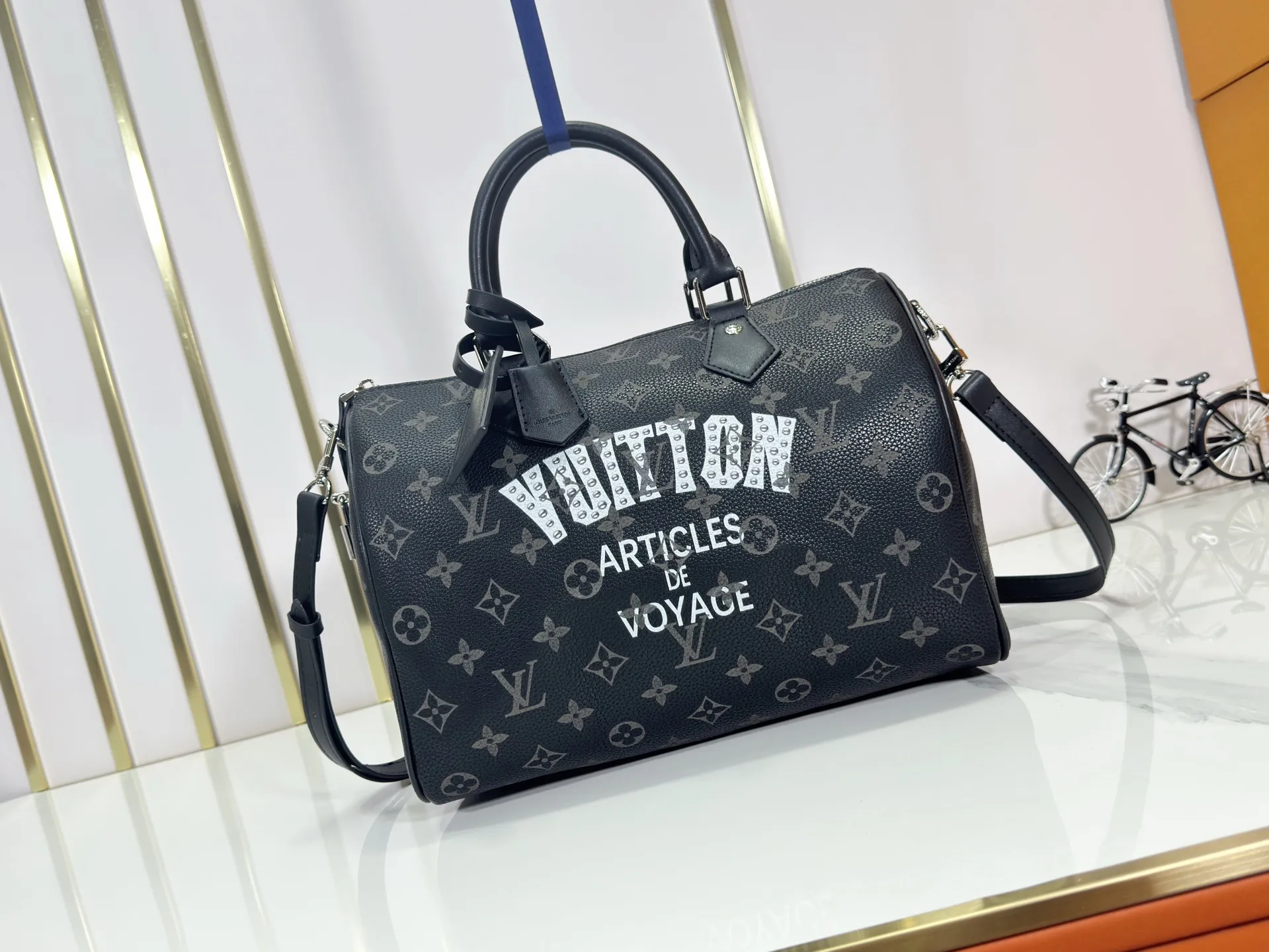 P320 upgraded original M26174 M26175 M26176 M26178 M26180 M24424 LV Speedy 30 Graffiti Pillow Bag Travel Bag Logo-level eye-catching texture and elegant temperament, casual and versatile, which is also the main reason why I bought it. With the soft and tender lambskin material, in short, it can handle various styles of commuting and leisure bags, and it is not a loss. Dimensions: 30×21x17
