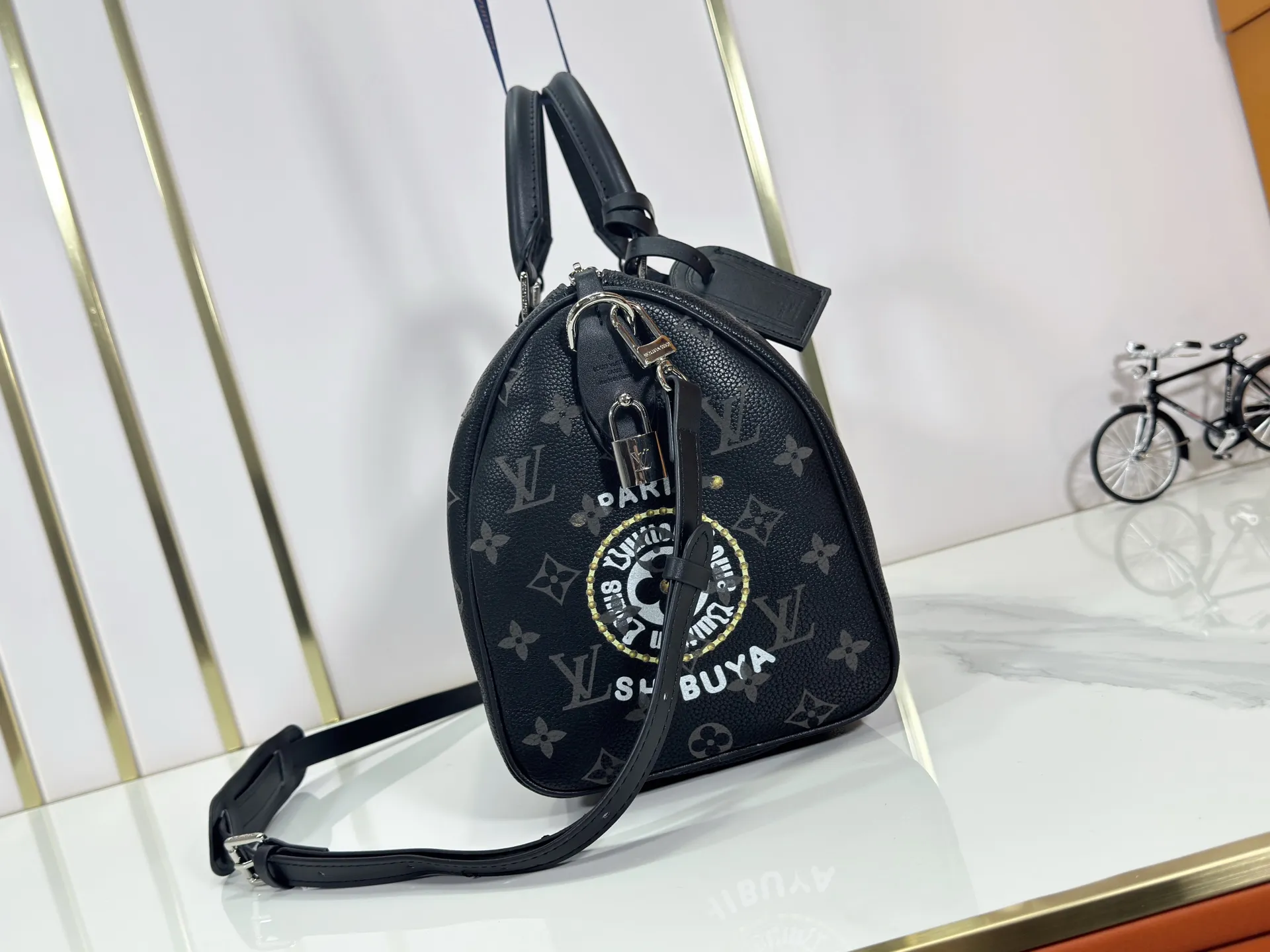 P320 upgraded original M26174 M26175 M26176 M26178 M26180 M24424 LV Speedy 30 Graffiti Pillow Bag Travel Bag Logo-level eye-catching texture and elegant temperament, casual and versatile, which is also the main reason why I bought it. With the soft and tender lambskin material, in short, it can handle various styles of commuting and leisure bags, and it is not a loss. Dimensions: 30×21x17
