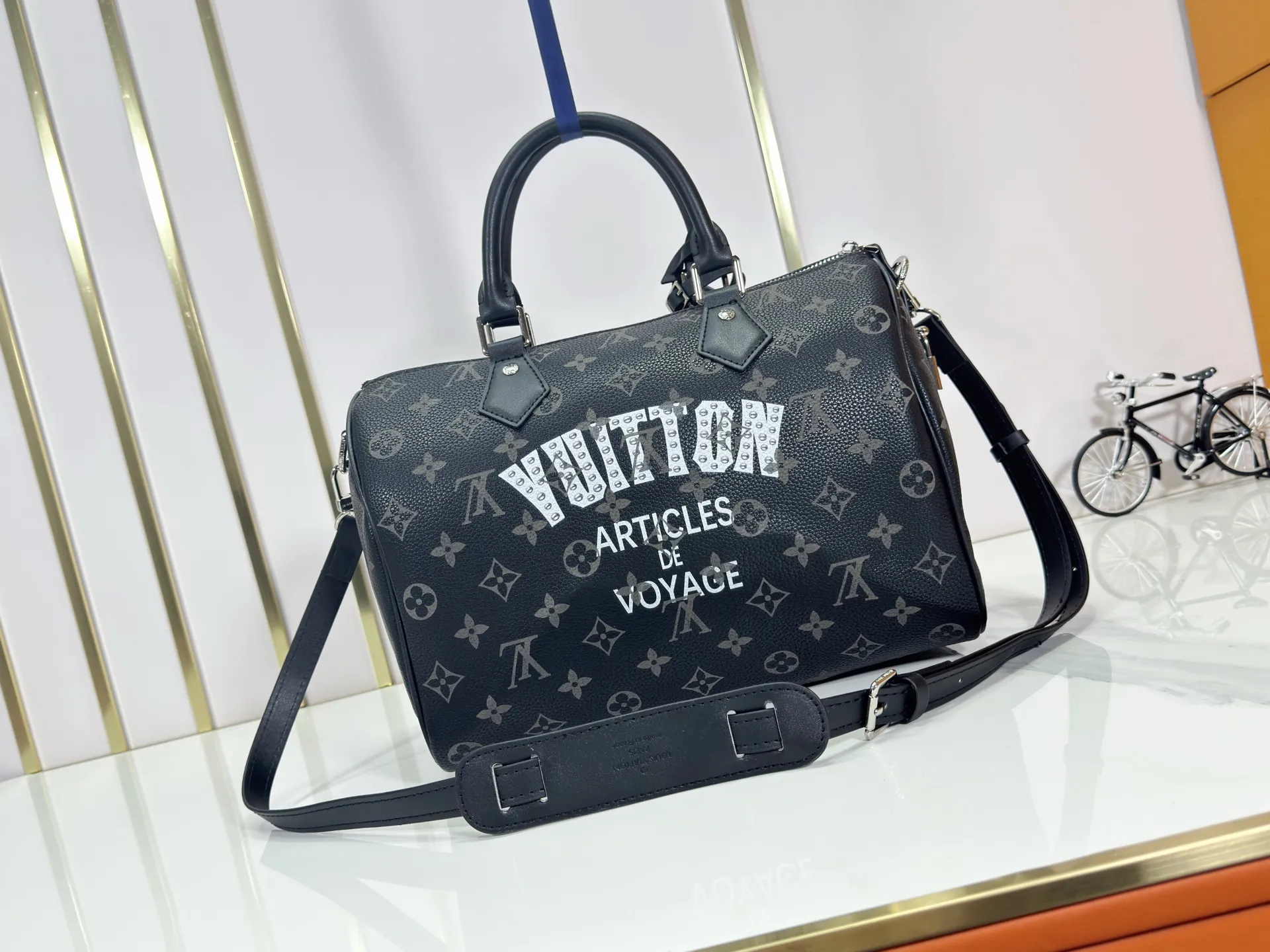 P320 upgraded original M26174 M26175 M26176 M26178 M26180 M24424 LV Speedy 30 Graffiti Pillow Bag Travel Bag Logo-level eye-catching texture and elegant temperament, casual and versatile, which is also the main reason why I bought it. With the soft and tender lambskin material, in short, it can handle various styles of commuting and leisure bags, and it is not a loss. Dimensions: 30×21x17
