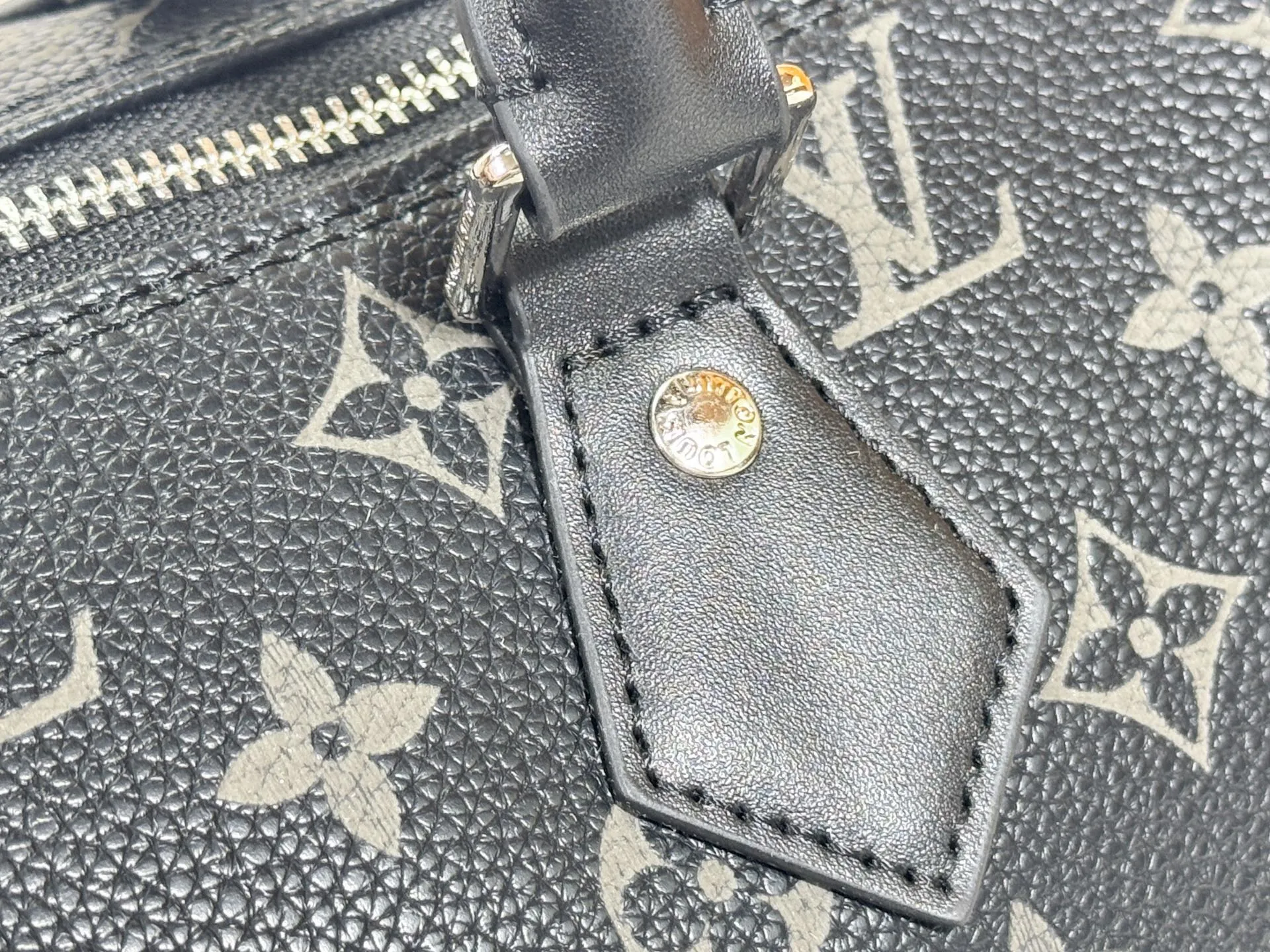 P320 upgraded original M26174 M26175 M26176 M26178 M26180 M24424 LV Speedy 30 Graffiti Pillow Bag Travel Bag Logo-level eye-catching texture and elegant temperament, casual and versatile, which is also the main reason why I bought it. With the soft and tender lambskin material, in short, it can handle various styles of commuting and leisure bags, and it is not a loss. Dimensions: 30×21x17