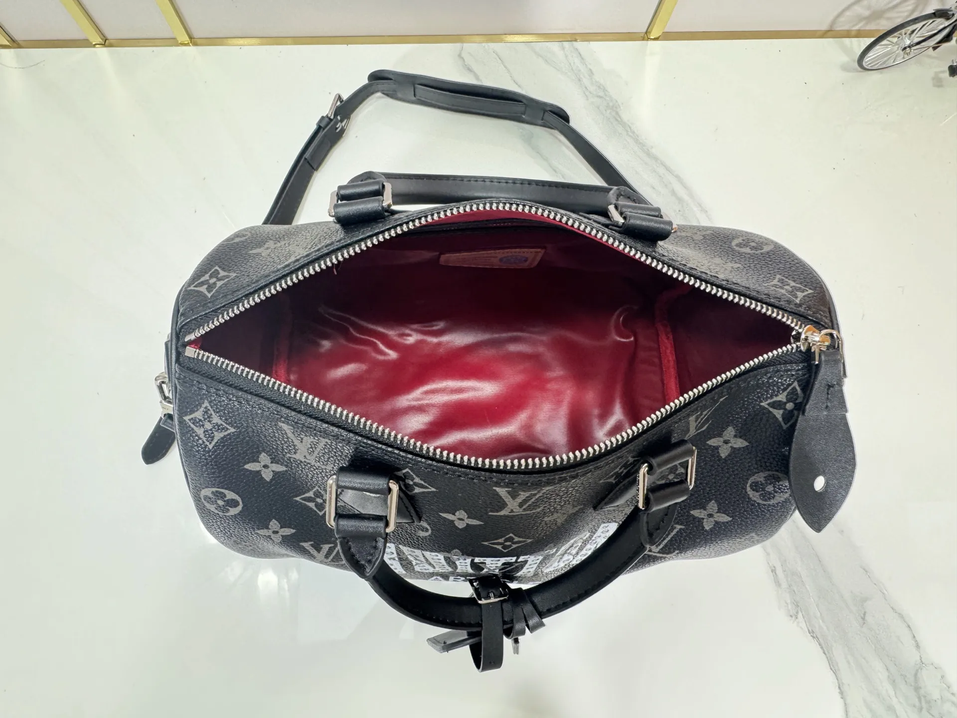 P320 upgraded original M26174 M26175 M26176 M26178 M26180 M24424 LV Speedy 30 Graffiti Pillow Bag Travel Bag Logo-level eye-catching texture and elegant temperament, casual and versatile, which is also the main reason why I bought it. With the soft and tender lambskin material, in short, it can handle various styles of commuting and leisure bags, and it is not a loss. Dimensions: 30×21x17