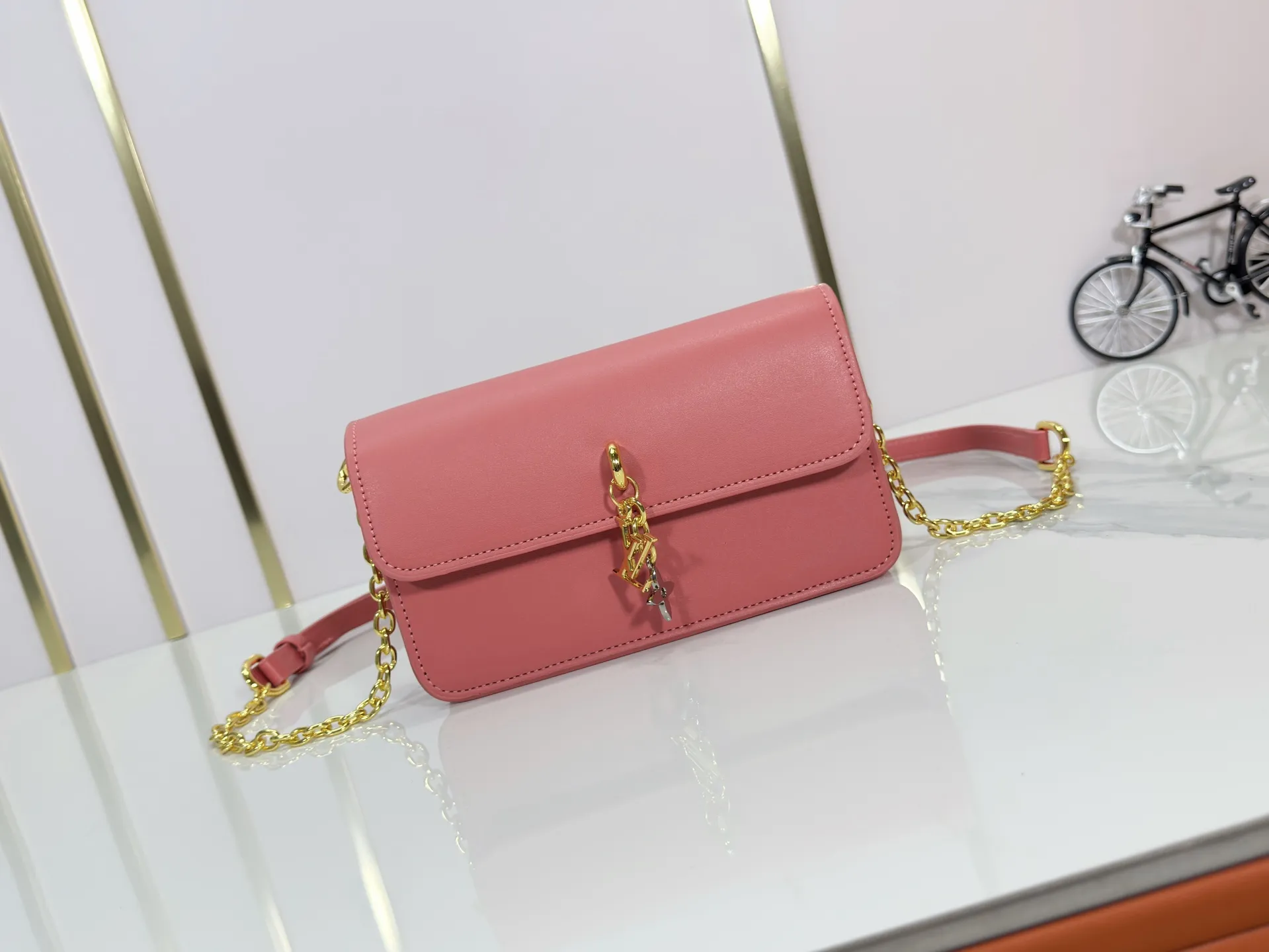 P240 M14564 M14547 M14581 M14549 M14548 Official website latest🆕Spring and summer commuter chain card holder, hijab with original LV letter hardware, original frosted leather, fine and soft leather, exquisite and compact version, equipped with three card slots, which can insert cards💳 and can hold mobile phones📱! Equipped with a ⛓chain shoulder strap, it can be worn 🉑on one shoulder🉑cross the body. When the chains ⛓ are overlapped, it can be carried under the armpits or directly used as a clutch bag! One bag, multiple ways to carry it, looks great and is very practical! Size: 20×11.5×4CM
