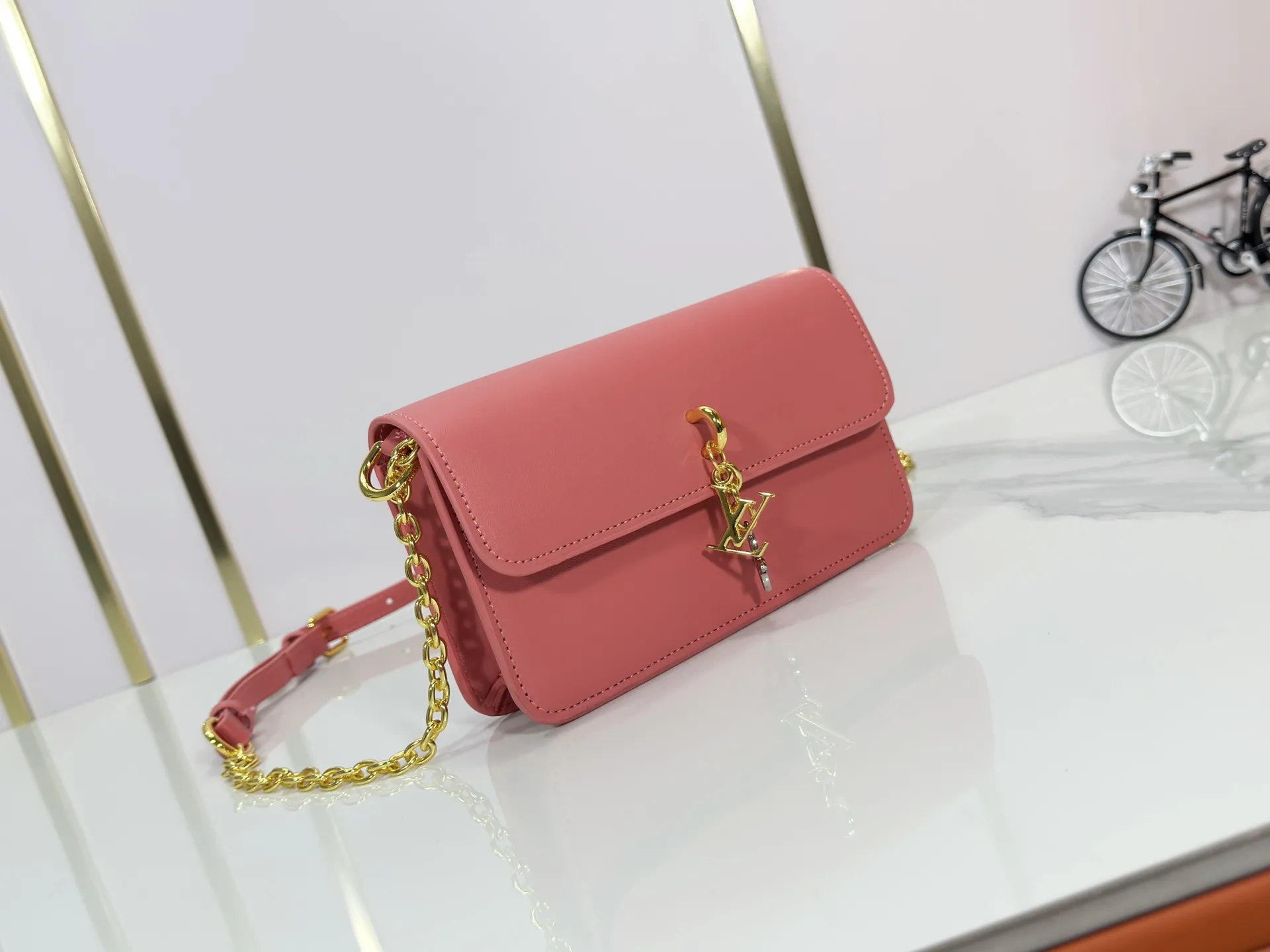 P240 M14564 M14547 M14581 M14549 M14548 Official website latest🆕Spring and summer commuter chain card holder, hijab with original LV letter hardware, original frosted leather, fine and soft leather, exquisite and compact version, equipped with three card slots, which can insert cards💳 and can hold mobile phones📱! Equipped with a ⛓chain shoulder strap, it can be worn 🉑on one shoulder🉑cross the body. When the chains ⛓ are overlapped, it can be carried under the armpits or directly used as a clutch bag! One bag, multiple ways to carry it, looks great and is very practical! Size: 20×11.5×4CM