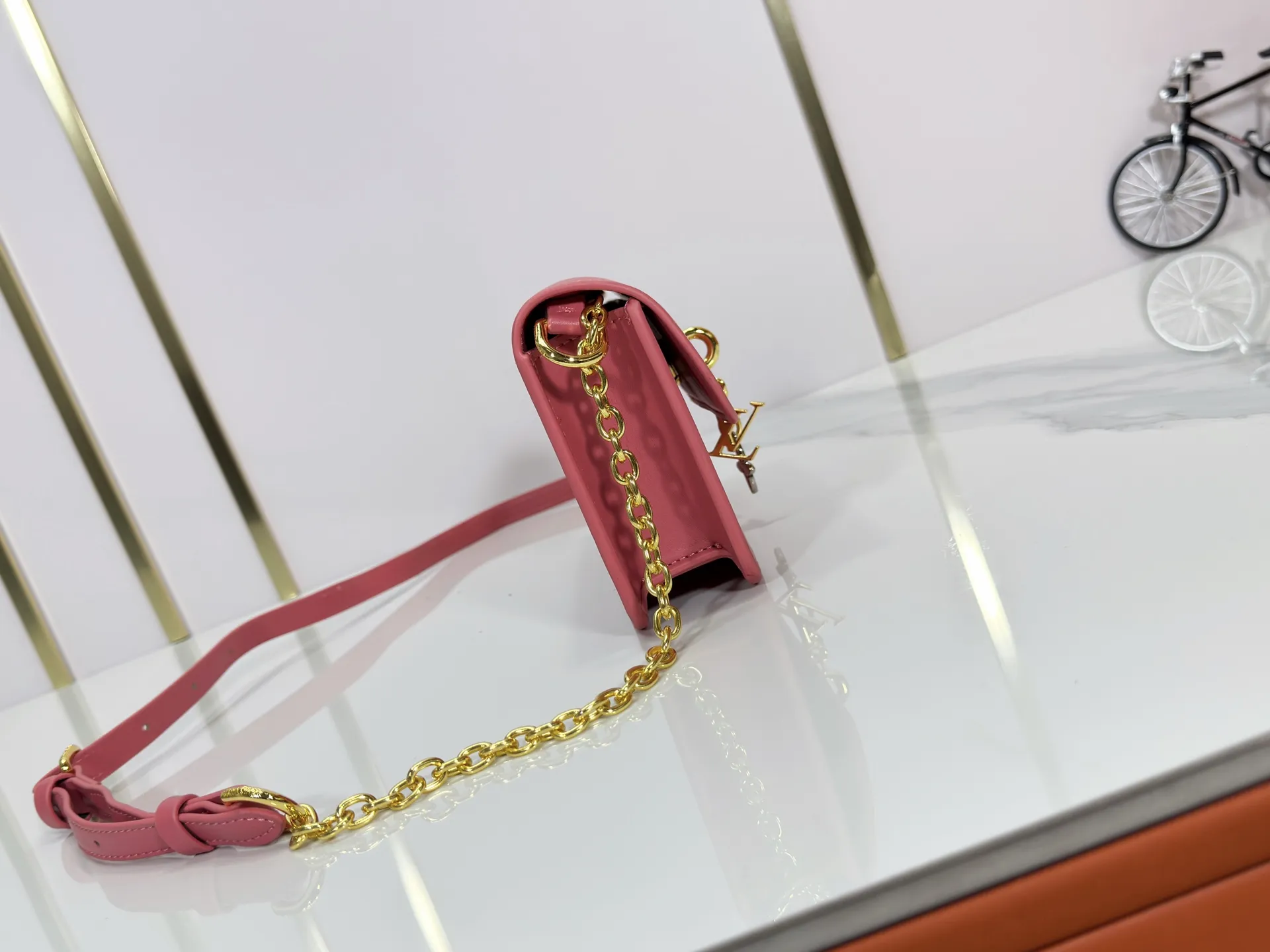 P240 M14564 M14547 M14581 M14549 M14548 Official website latest🆕Spring and summer commuter chain card holder, hijab with original LV letter hardware, original frosted leather, fine and soft leather, exquisite and compact version, equipped with three card slots, which can insert cards💳 and can hold mobile phones📱! Equipped with a ⛓chain shoulder strap, it can be worn 🉑on one shoulder🉑cross the body. When the chains ⛓ are overlapped, it can be carried under the armpits or directly used as a clutch bag! One bag, multiple ways to carry it, looks great and is very practical! Size: 20×11.5×4CM