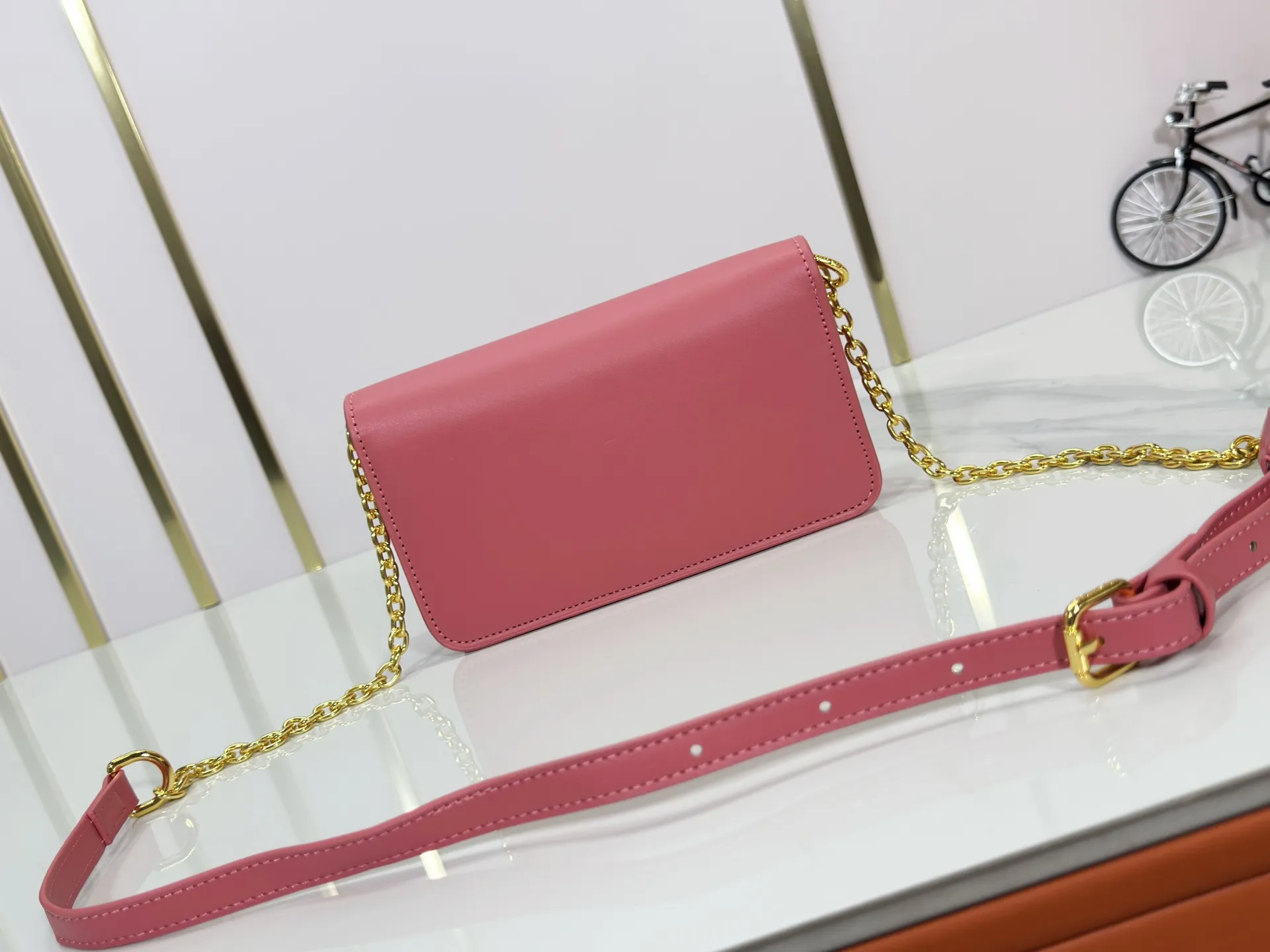P240 M14564 M14547 M14581 M14549 M14548 Official website latest🆕Spring and summer commuter chain card holder, hijab with original LV letter hardware, original frosted leather, fine and soft leather, exquisite and compact version, equipped with three card slots, which can insert cards💳 and can hold mobile phones📱! Equipped with a ⛓chain shoulder strap, it can be worn 🉑on one shoulder🉑cross the body. When the chains ⛓ are overlapped, it can be carried under the armpits or directly used as a clutch bag! One bag, multiple ways to carry it, looks great and is very practical! Size: 20×11.5×4CM
