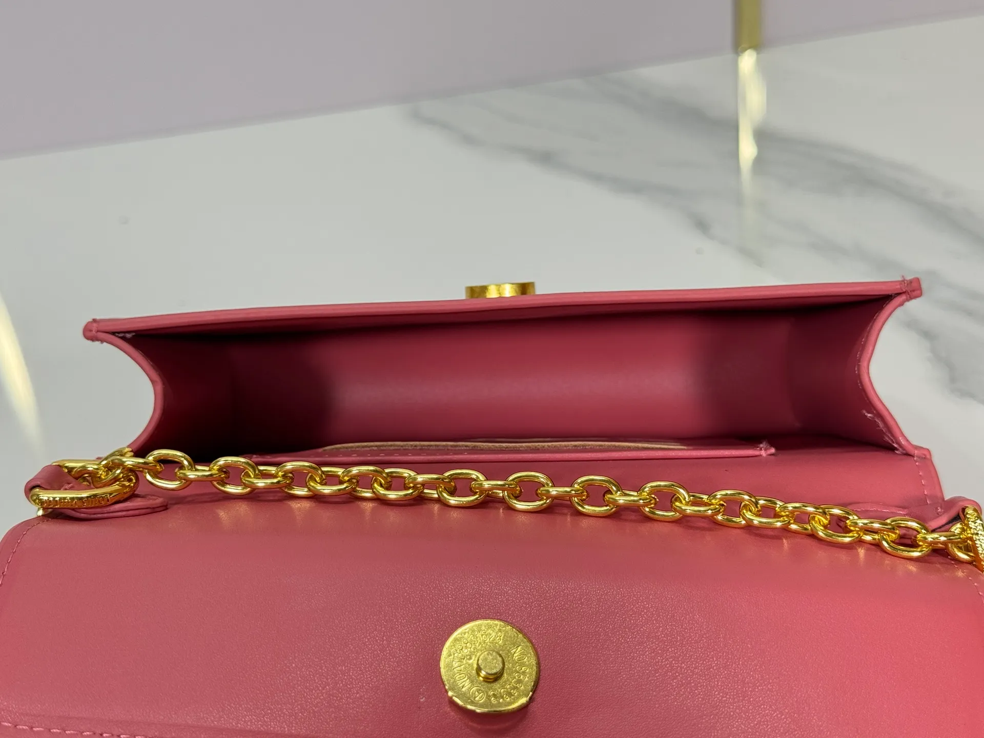 P240 M14564 M14547 M14581 M14549 M14548 Official website latest🆕Spring and summer commuter chain card holder, hijab with original LV letter hardware, original frosted leather, fine and soft leather, exquisite and compact version, equipped with three card slots, which can insert cards💳 and can hold mobile phones📱! Equipped with a ⛓chain shoulder strap, it can be worn 🉑on one shoulder🉑cross the body. When the chains ⛓ are overlapped, it can be carried under the armpits or directly used as a clutch bag! One bag, multiple ways to carry it, looks great and is very practical! Size: 20×11.5×4CM
