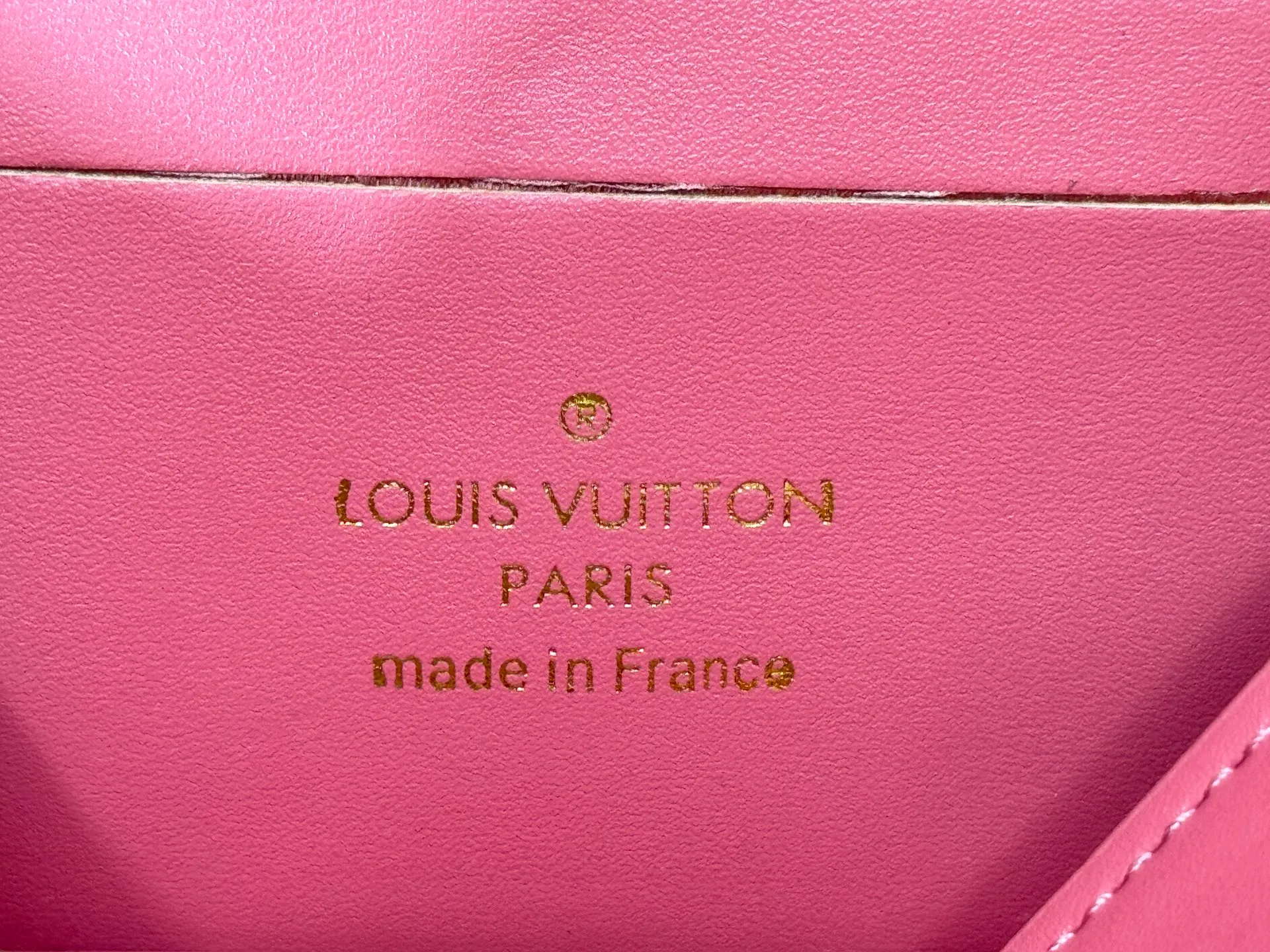 P240 M14564 M14547 M14581 M14549 M14548 Official website latest🆕Spring and summer commuter chain card holder, hijab with original LV letter hardware, original frosted leather, fine and soft leather, exquisite and compact version, equipped with three card slots, which can insert cards💳 and can hold mobile phones📱! Equipped with a ⛓chain shoulder strap, it can be worn 🉑on one shoulder🉑cross the body. When the chains ⛓ are overlapped, it can be carried under the armpits or directly used as a clutch bag! One bag, multiple ways to carry it, looks great and is very practical! Size: 20×11.5×4CM
