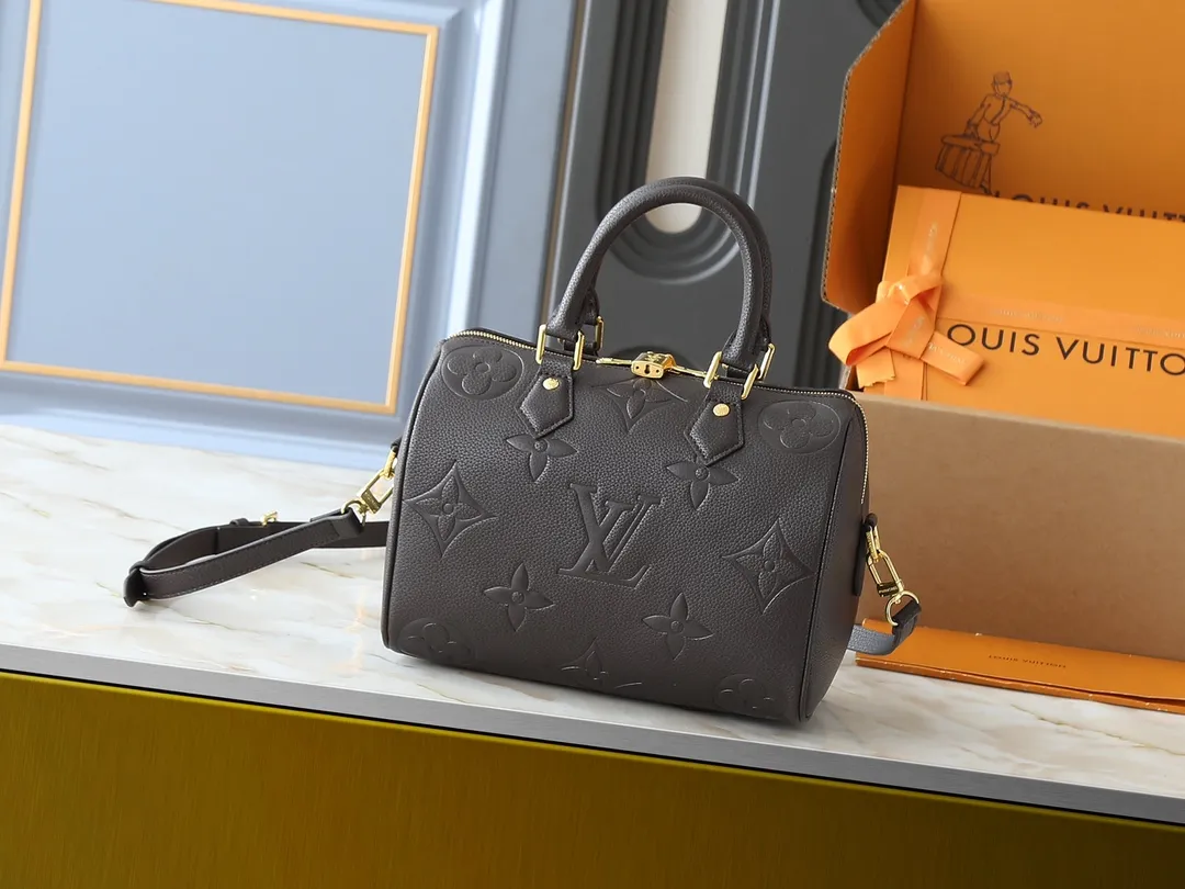 💰260💰Upgraded from the original M46736 M59273 M58947 M21464 M59609, the Speedy Bandoulière 25 handbag makes an eye-catching reappearance in the 2021 autumn Wild at Heart capsule series. It is embossed with oversized LV letters in Monogram Empreinte leather, and the detachable shoulder strap adds a crossbody option. Dimensions: 25.0 x 19.0 x 15.0 cm (L x H x W).