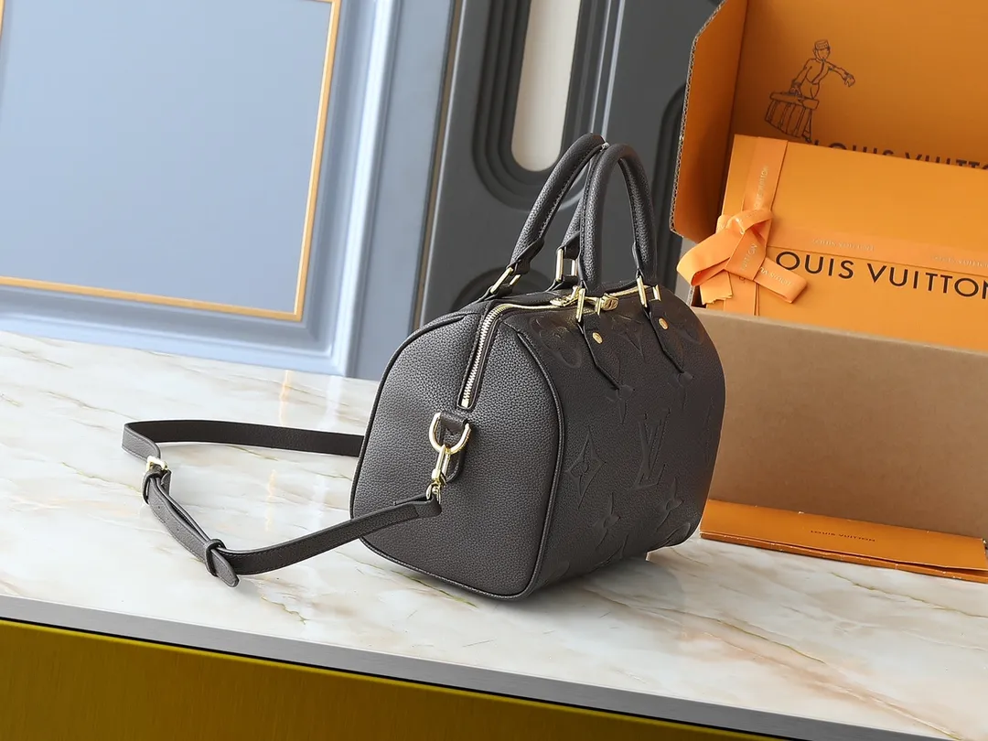 💰260💰Upgraded from the original M46736 M59273 M58947 M21464 M59609, the Speedy Bandoulière 25 handbag makes an eye-catching reappearance in the 2021 autumn Wild at Heart capsule series. It is embossed with oversized LV letters in Monogram Empreinte leather, and the detachable shoulder strap adds a crossbody option. Dimensions: 25.0 x 19.0 x 15.0 cm (L x H x W).