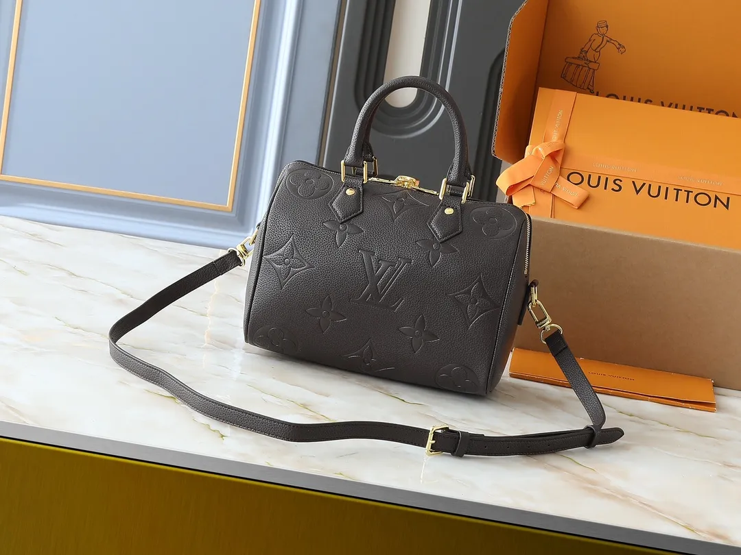💰260💰Upgraded from the original M46736 M59273 M58947 M21464 M59609, the Speedy Bandoulière 25 handbag makes an eye-catching reappearance in the 2021 autumn Wild at Heart capsule series. It is embossed with oversized LV letters in Monogram Empreinte leather, and the detachable shoulder strap adds a crossbody option. Dimensions: 25.0 x 19.0 x 15.0 cm (L x H x W).