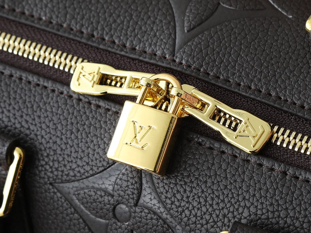 💰260💰Upgraded from the original M46736 M59273 M58947 M21464 M59609, the Speedy Bandoulière 25 handbag makes an eye-catching reappearance in the 2021 autumn Wild at Heart capsule series. It is embossed with oversized LV letters in Monogram Empreinte leather, and the detachable shoulder strap adds a crossbody option. Dimensions: 25.0 x 19.0 x 15.0 cm (L x H x W).