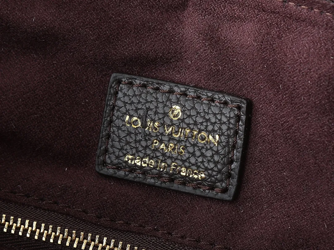 💰260💰Upgraded from the original M46736 M59273 M58947 M21464 M59609, the Speedy Bandoulière 25 handbag makes an eye-catching reappearance in the 2021 autumn Wild at Heart capsule series. It is embossed with oversized LV letters in Monogram Empreinte leather, and the detachable shoulder strap adds a crossbody option. Dimensions: 25.0 x 19.0 x 15.0 cm (L x H x W).