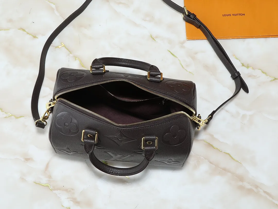 💰260💰Upgraded from the original M46736 M59273 M58947 M21464 M59609, the Speedy Bandoulière 25 handbag makes an eye-catching reappearance in the 2021 autumn Wild at Heart capsule series. It is embossed with oversized LV letters in Monogram Empreinte leather, and the detachable shoulder strap adds a crossbody option. Dimensions: 25.0 x 19.0 x 15.0 cm (L x H x W).