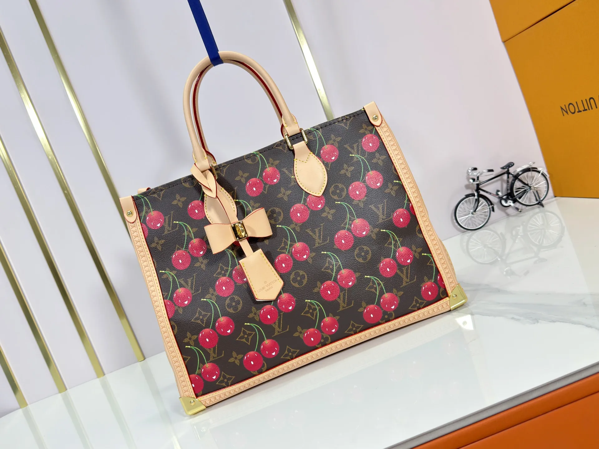 P320 upgrades the original M13079 Louis Vuitton x Takashi Murakami reissue series with a smart interpretation of the OnTheGo medium handbag. The colorful Monogram canvas body, cowhide leather trim and LV x TM key bag highlight the sophisticated style. The shiny corners recall the design of traditional Louis Vuitton luggage, and the shoulder strap and top handle allow for multiple carrying methods. Dimensions: 35.0 x 27.0 x 14.0 cm (length x height x width)