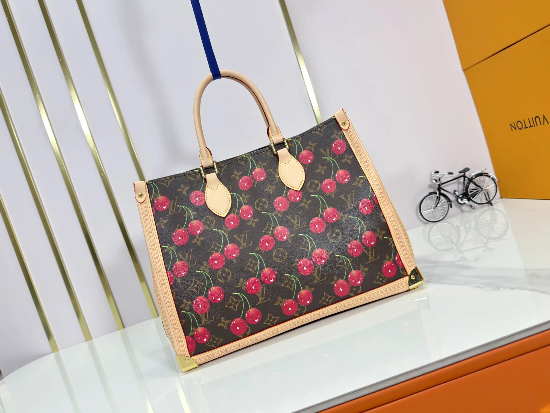 P320 upgrades the original M13079 Louis Vuitton x Takashi Murakami reissue series with a smart interpretation of the OnTheGo medium handbag. The colorful Monogram canvas body, cowhide leather trim and LV x TM key bag highlight the sophisticated style. The shiny corners recall the design of traditional Louis Vuitton luggage, and the shoulder strap and top handle allow for multiple carrying methods. Dimensions: 35.0 x 27.0 x 14.0 cm (length x height x width)