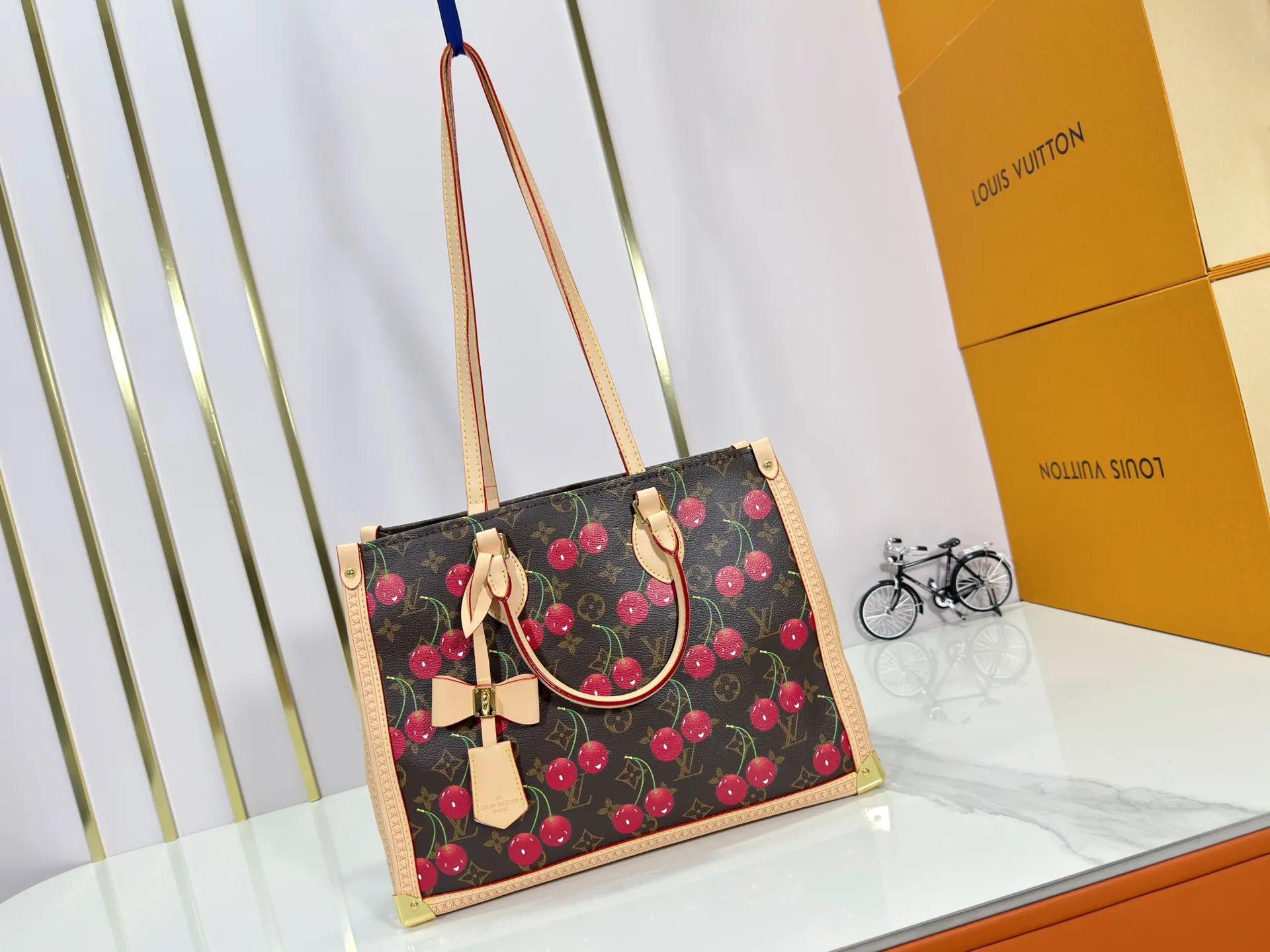 P320 upgrades the original M13079 Louis Vuitton x Takashi Murakami reissue series with a smart interpretation of the OnTheGo medium handbag. The colorful Monogram canvas body, cowhide leather trim and LV x TM key bag highlight the sophisticated style. The shiny corners recall the design of traditional Louis Vuitton luggage, and the shoulder strap and top handle allow for multiple carrying methods. Dimensions: 35.0 x 27.0 x 14.0 cm (length x height x width)