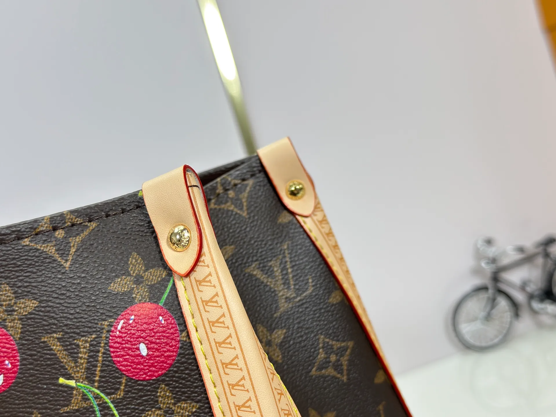 P320 upgrades the original M13079 Louis Vuitton x Takashi Murakami reissue series with a smart interpretation of the OnTheGo medium handbag. The colorful Monogram canvas body, cowhide leather trim and LV x TM key bag highlight the sophisticated style. The shiny corners recall the design of traditional Louis Vuitton luggage, and the shoulder strap and top handle allow for multiple carrying methods. Dimensions: 35.0 x 27.0 x 14.0 cm (length x height x width)