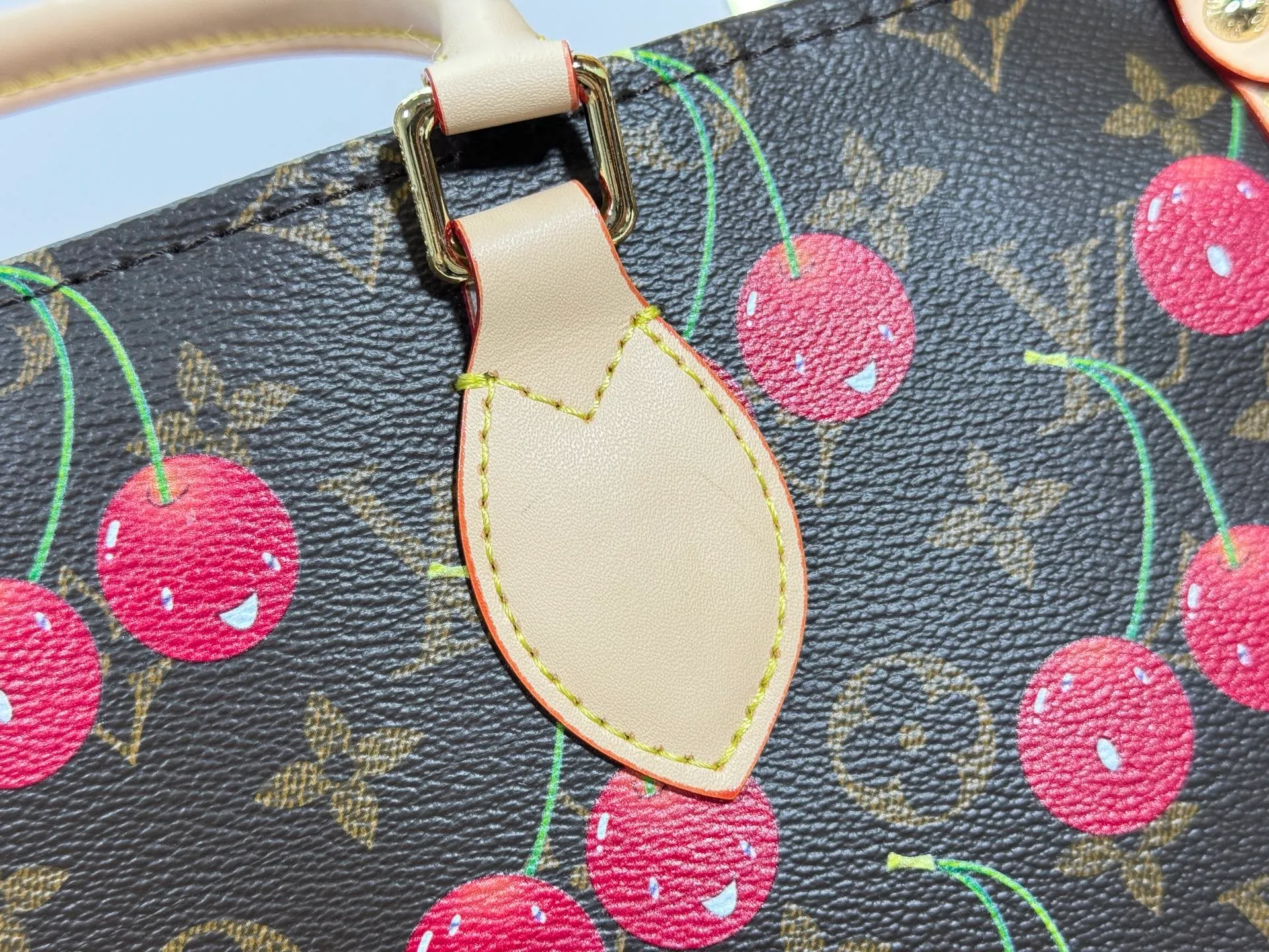 P320 upgrades the original M13079 Louis Vuitton x Takashi Murakami reissue series with a smart interpretation of the OnTheGo medium handbag. The colorful Monogram canvas body, cowhide leather trim and LV x TM key bag highlight the sophisticated style. The shiny corners recall the design of traditional Louis Vuitton luggage, and the shoulder strap and top handle allow for multiple carrying methods. Dimensions: 35.0 x 27.0 x 14.0 cm (length x height x width)