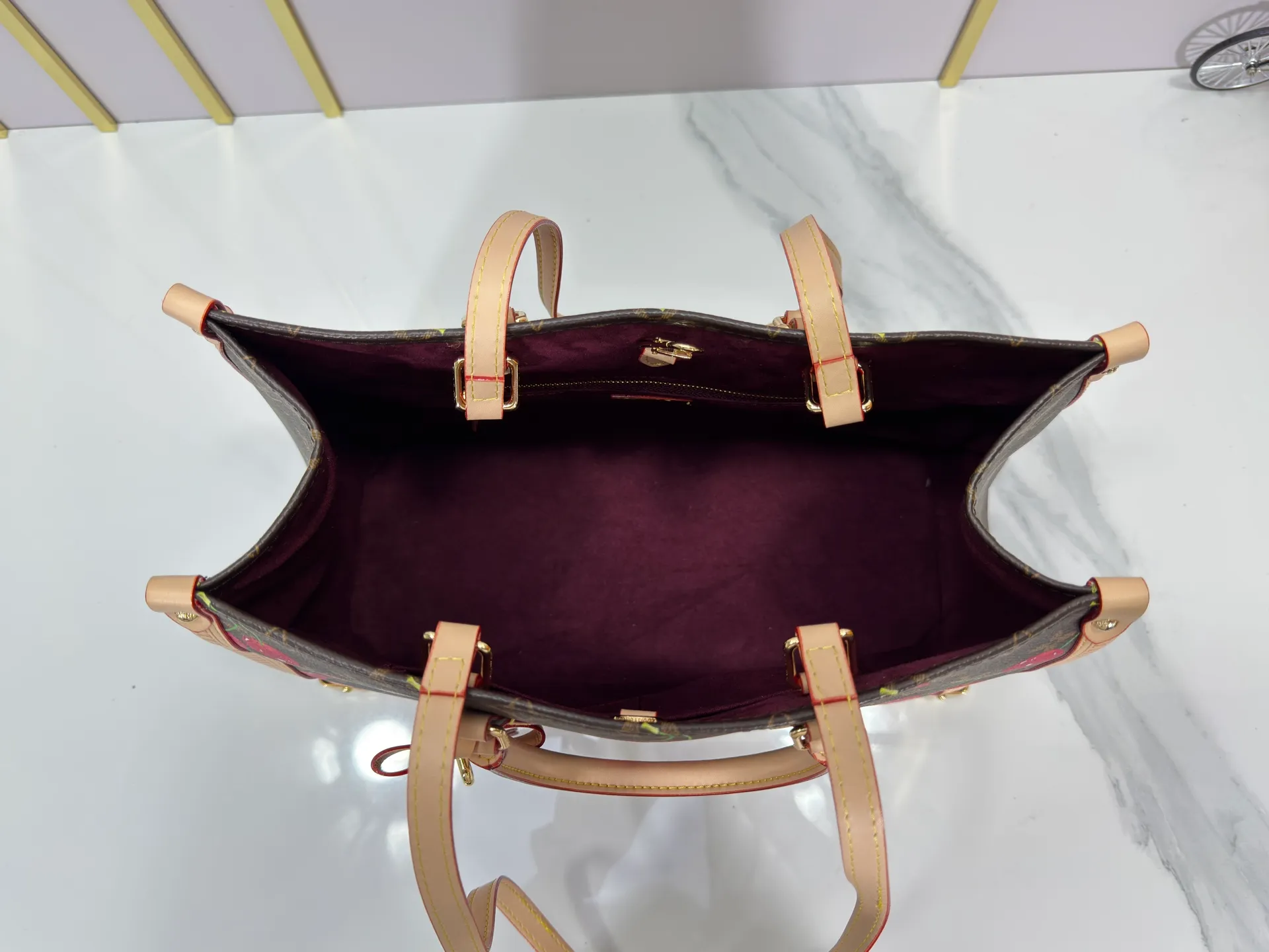 P320 upgrades the original M13079 Louis Vuitton x Takashi Murakami reissue series with a smart interpretation of the OnTheGo medium handbag. The colorful Monogram canvas body, cowhide leather trim and LV x TM key bag highlight the sophisticated style. The shiny corners recall the design of traditional Louis Vuitton luggage, and the shoulder strap and top handle allow for multiple carrying methods. Dimensions: 35.0 x 27.0 x 14.0 cm (length x height x width)