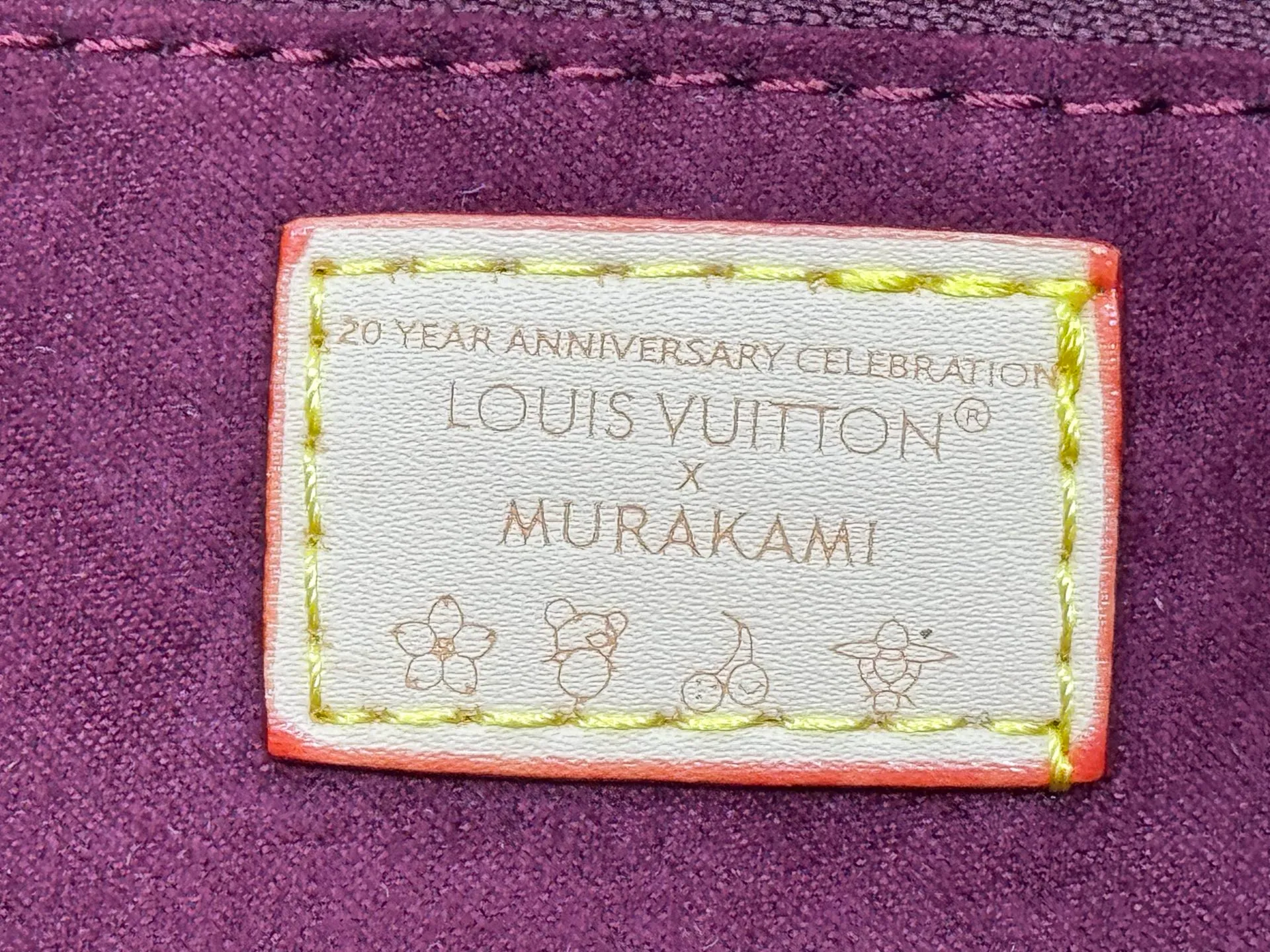 P320 upgrades the original M13079 Louis Vuitton x Takashi Murakami reissue series with a smart interpretation of the OnTheGo medium handbag. The colorful Monogram canvas body, cowhide leather trim and LV x TM key bag highlight the sophisticated style. The shiny corners recall the design of traditional Louis Vuitton luggage, and the shoulder strap and top handle allow for multiple carrying methods. Dimensions: 35.0 x 27.0 x 14.0 cm (length x height x width)