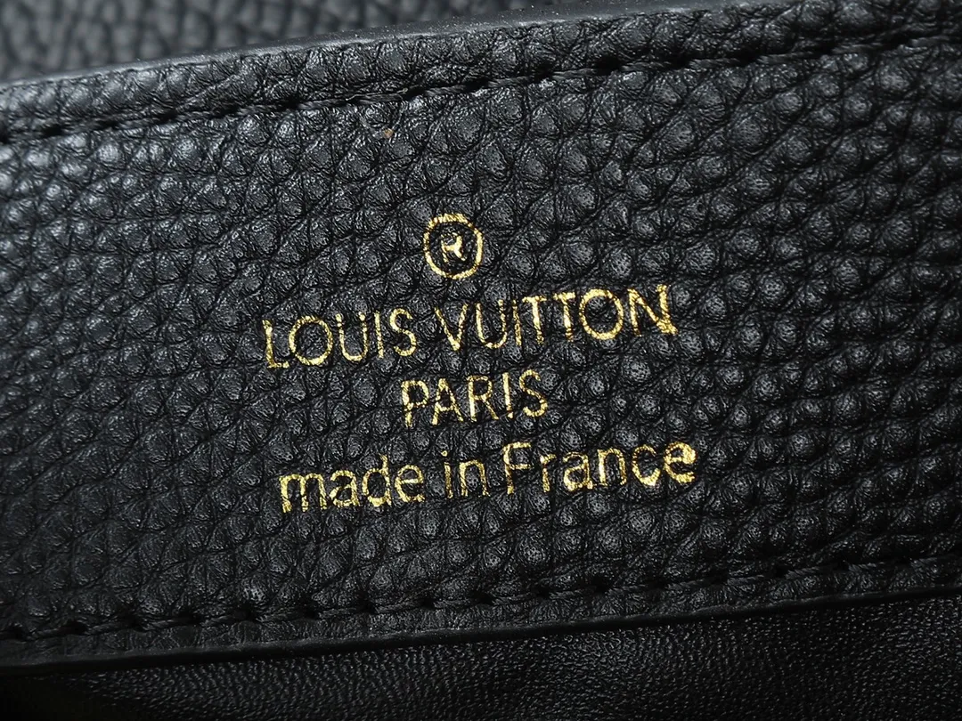 💰420💰Guangzhou goods Upgraded original M14381 M14970 M14393 M14972 M14971 This Capucines series is named after the Paris street where Louis Vuitton first opened its store in 1854. This time it is added to the Harmony series through a mini version design. Taurillon cow leather creates a classic structure, and the decorative chain gives the Monogram floral jewelry texture. There is plenty of space to store daily necessities such as a short wallet, keys, and lipstick. Dimensions: 21.0 x 14.0 x 8.0 cm (length x height x width)