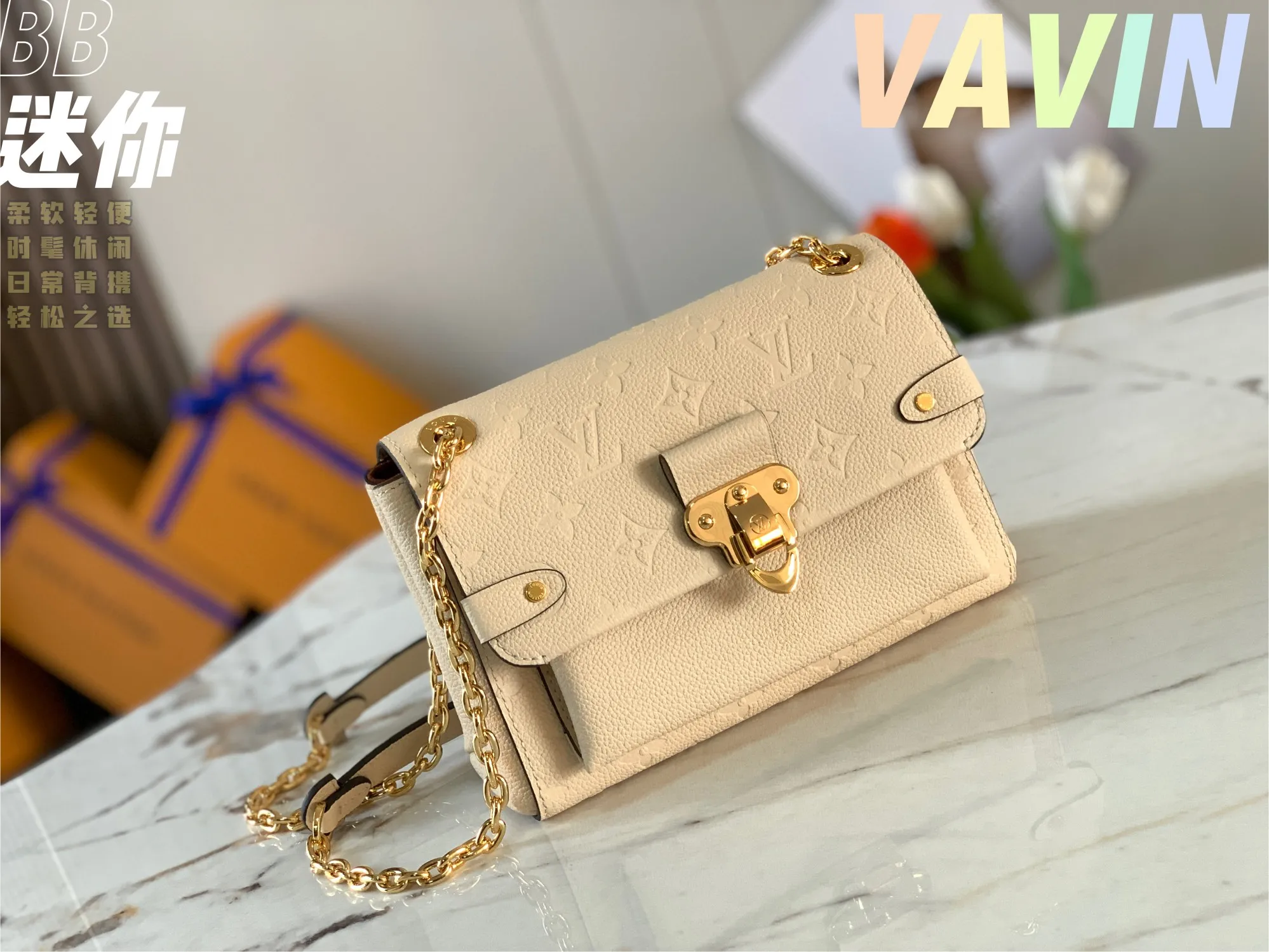 P1360 [Original leather💋 M44550 milky white embossed] Made of smooth and embossed Monogram Empreinte Combining silky and textured textures, the hook buckle pays tribute to the design of Louis Vuitton luggage, and is paired with a chain shoulder strap to add contrast. The compact shape contains ample capacity, and is made of a mixture of cowhide leather. This small Vavin handbag features a bright and eye-catching lock design. It is soft, lightweight, fashionable and casual, and is an easy choice for daily carrying. It is equipped with an adjustable leather chain strap, which can be carried on the shoulder or crossbody. Detailed size 21x15x8cm