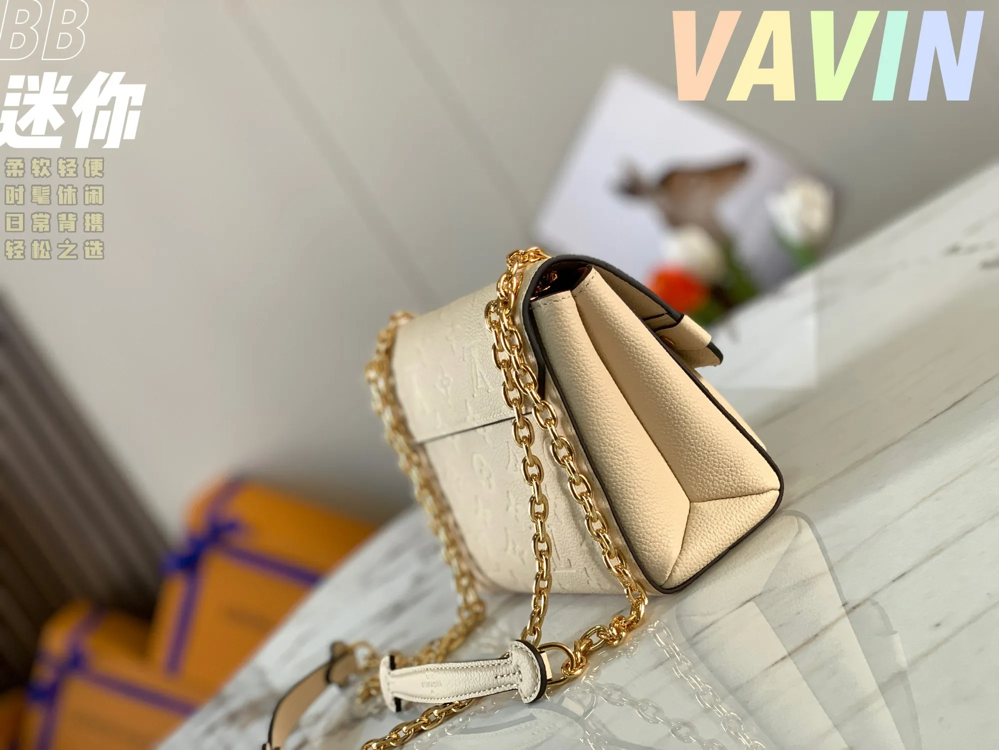 P1360 [Original leather💋 M44550 milky white embossed] Made of smooth and embossed Monogram Empreinte Combining silky and textured textures, the hook buckle pays tribute to the design of Louis Vuitton luggage, and is paired with a chain shoulder strap to add contrast. The compact shape contains ample capacity, and is made of a mixture of cowhide leather. This small Vavin handbag features a bright and eye-catching lock design. It is soft, lightweight, fashionable and casual, and is an easy choice for daily carrying. It is equipped with an adjustable leather chain strap, which can be carried on the shoulder or crossbody. Detailed size 21x15x8cm