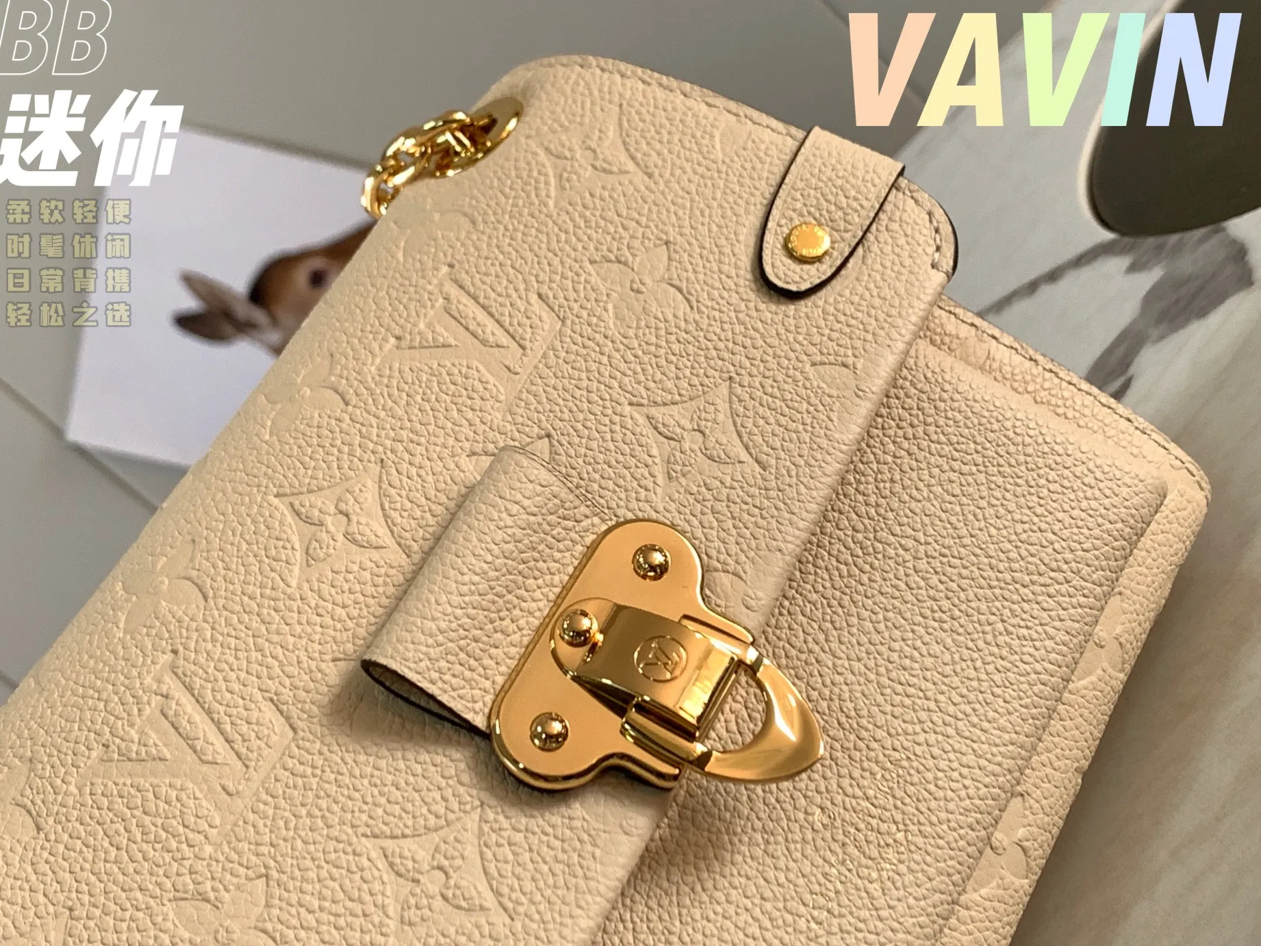 P1360 [Original leather💋 M44550 milky white embossed] Made of smooth and embossed Monogram Empreinte Combining silky and textured textures, the hook buckle pays tribute to the design of Louis Vuitton luggage, and is paired with a chain shoulder strap to add contrast. The compact shape contains ample capacity, and is made of a mixture of cowhide leather. This small Vavin handbag features a bright and eye-catching lock design. It is soft, lightweight, fashionable and casual, and is an easy choice for daily carrying. It is equipped with an adjustable leather chain strap, which can be carried on the shoulder or crossbody. Detailed size 21x15x8cm
