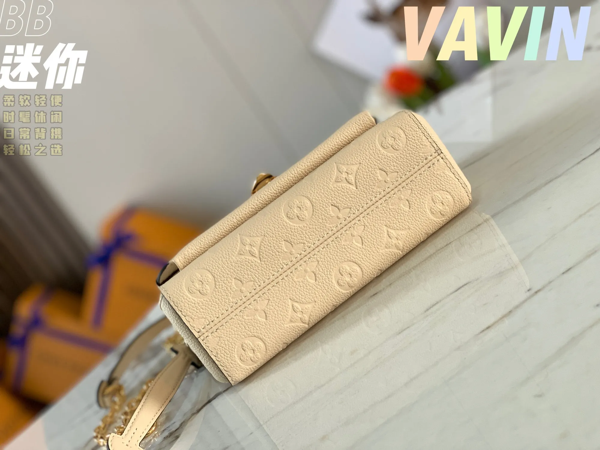 P1360 [Original leather💋 M44550 milky white embossed] Made of smooth and embossed Monogram Empreinte Combining silky and textured textures, the hook buckle pays tribute to the design of Louis Vuitton luggage, and is paired with a chain shoulder strap to add contrast. The compact shape contains ample capacity, and is made of a mixture of cowhide leather. This small Vavin handbag features a bright and eye-catching lock design. It is soft, lightweight, fashionable and casual, and is an easy choice for daily carrying. It is equipped with an adjustable leather chain strap, which can be carried on the shoulder or crossbody. Detailed size 21x15x8cm