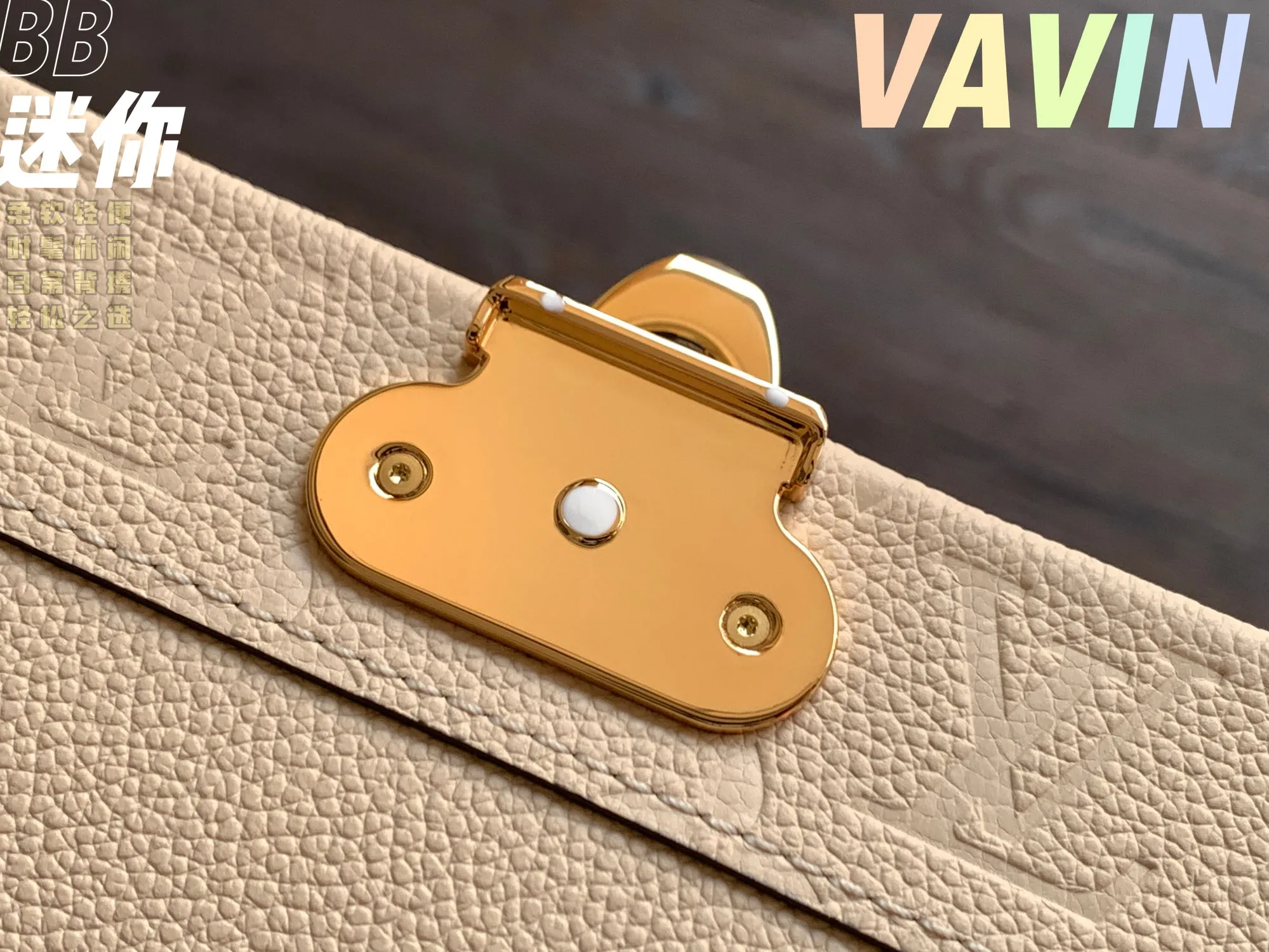 P1360 [Original leather💋 M44550 milky white embossed] Made of smooth and embossed Monogram Empreinte Combining silky and textured textures, the hook buckle pays tribute to the design of Louis Vuitton luggage, and is paired with a chain shoulder strap to add contrast. The compact shape contains ample capacity, and is made of a mixture of cowhide leather. This small Vavin handbag features a bright and eye-catching lock design. It is soft, lightweight, fashionable and casual, and is an easy choice for daily carrying. It is equipped with an adjustable leather chain strap, which can be carried on the shoulder or crossbody. Detailed size 21x15x8cm