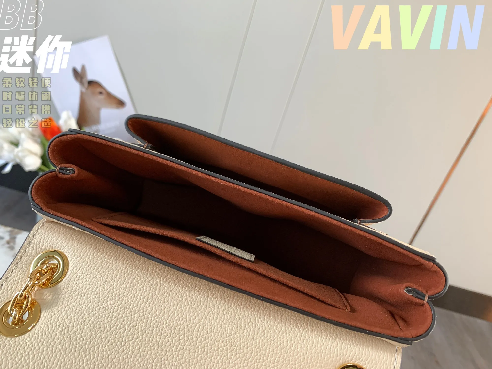 P1360 [Original leather💋 M44550 milky white embossed] Made of smooth and embossed Monogram Empreinte Combining silky and textured textures, the hook buckle pays tribute to the design of Louis Vuitton luggage, and is paired with a chain shoulder strap to add contrast. The compact shape contains ample capacity, and is made of a mixture of cowhide leather. This small Vavin handbag features a bright and eye-catching lock design. It is soft, lightweight, fashionable and casual, and is an easy choice for daily carrying. It is equipped with an adjustable leather chain strap, which can be carried on the shoulder or crossbody. Detailed size 21x15x8cm