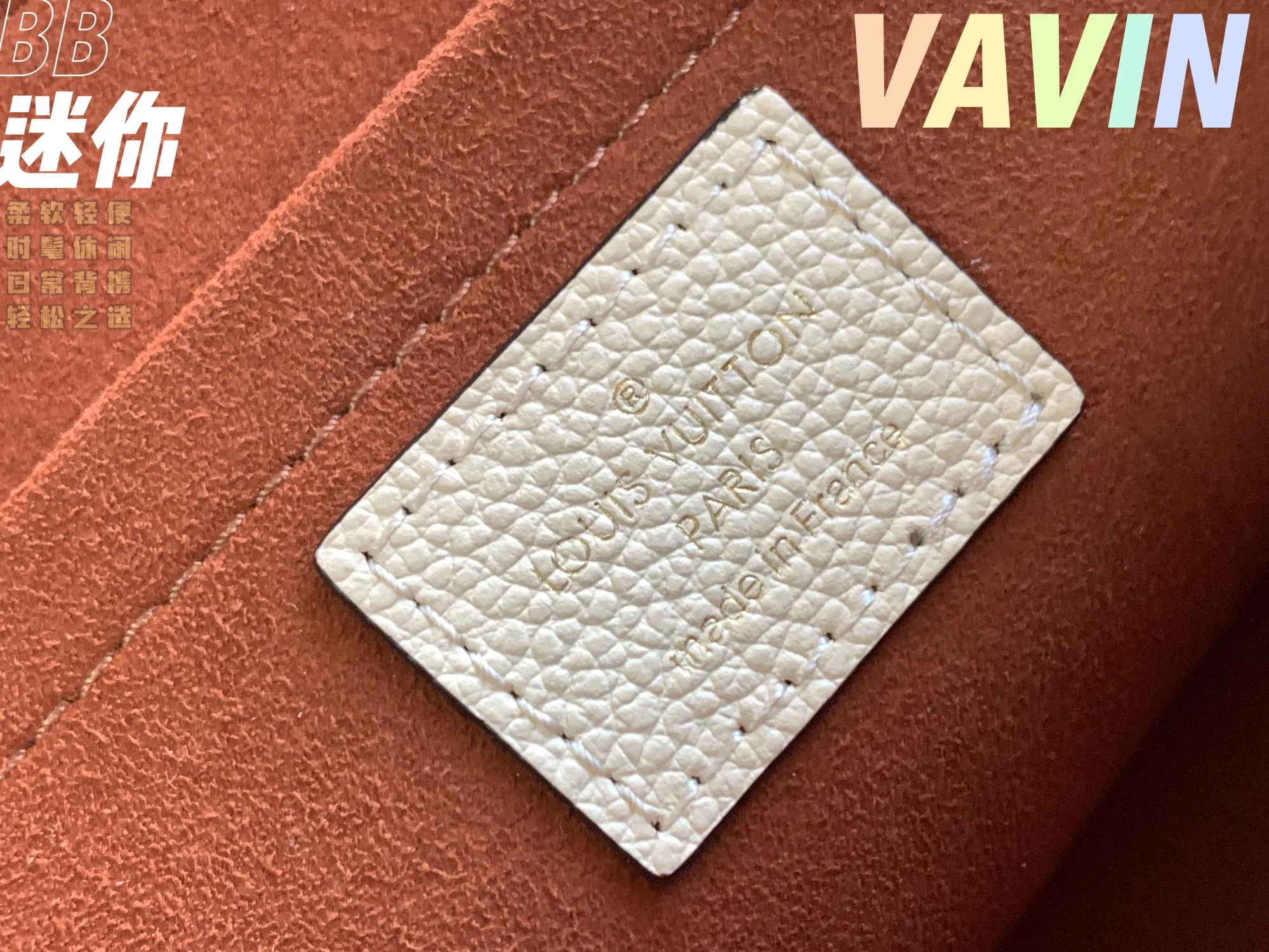 P1360 [Original leather💋 M44550 milky white embossed] Made of smooth and embossed Monogram Empreinte Combining silky and textured textures, the hook buckle pays tribute to the design of Louis Vuitton luggage, and is paired with a chain shoulder strap to add contrast. The compact shape contains ample capacity, and is made of a mixture of cowhide leather. This small Vavin handbag features a bright and eye-catching lock design. It is soft, lightweight, fashionable and casual, and is an easy choice for daily carrying. It is equipped with an adjustable leather chain strap, which can be carried on the shoulder or crossbody. Detailed size 21x15x8cm