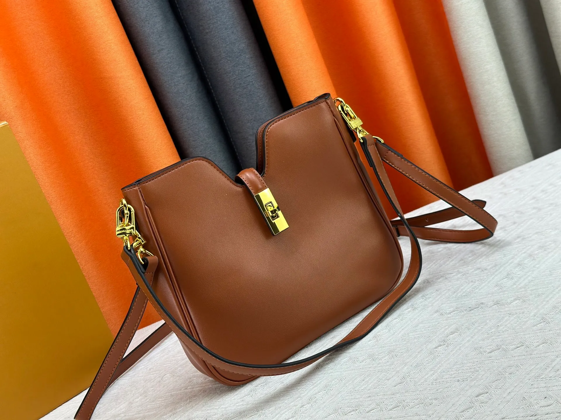 P300 small size M120693 M119563 Louis Vuitton's new style has quietly returned to the minimalist elegance. This new design has soft lines and uses the Hobo outline to outline a casual sense of calmness. This is a bag that deliberately attracts attention and captures people's hearts with its low-key and restrained charm. Internal zipper pocket Size: small 24.5x21.5x5cm large 36×29.5×7cm