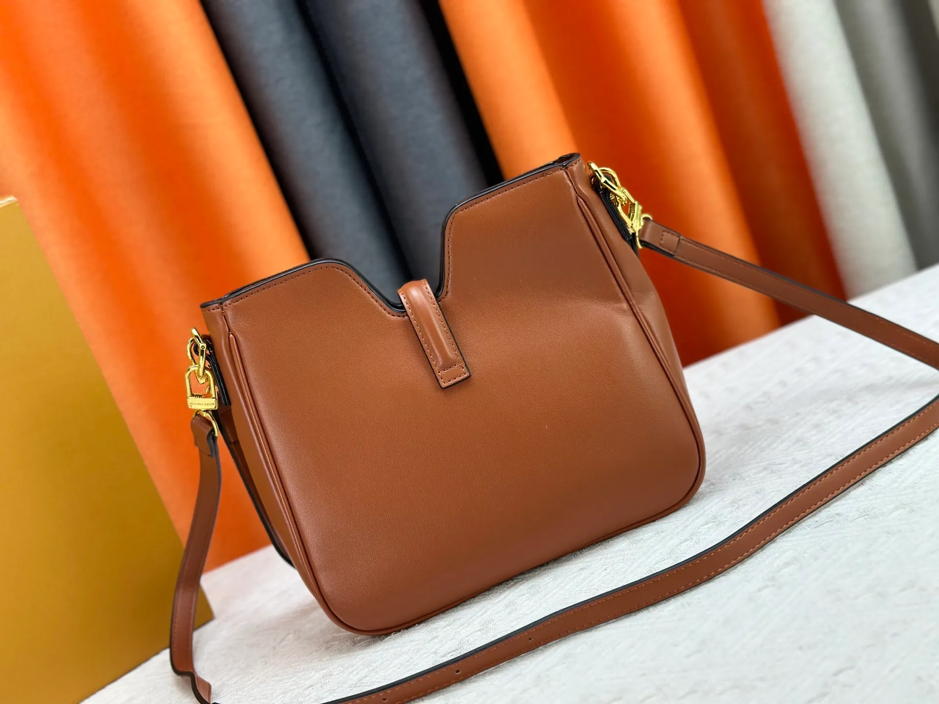 P300 small size M120693 M119563 Louis Vuitton's new style has quietly returned to the minimalist elegance. This new design has soft lines and uses the Hobo outline to outline a casual sense of calmness. This is a bag that deliberately attracts attention and captures people's hearts with its low-key and restrained charm. Internal zipper pocket Size: small 24.5x21.5x5cm large 36×29.5×7cm
