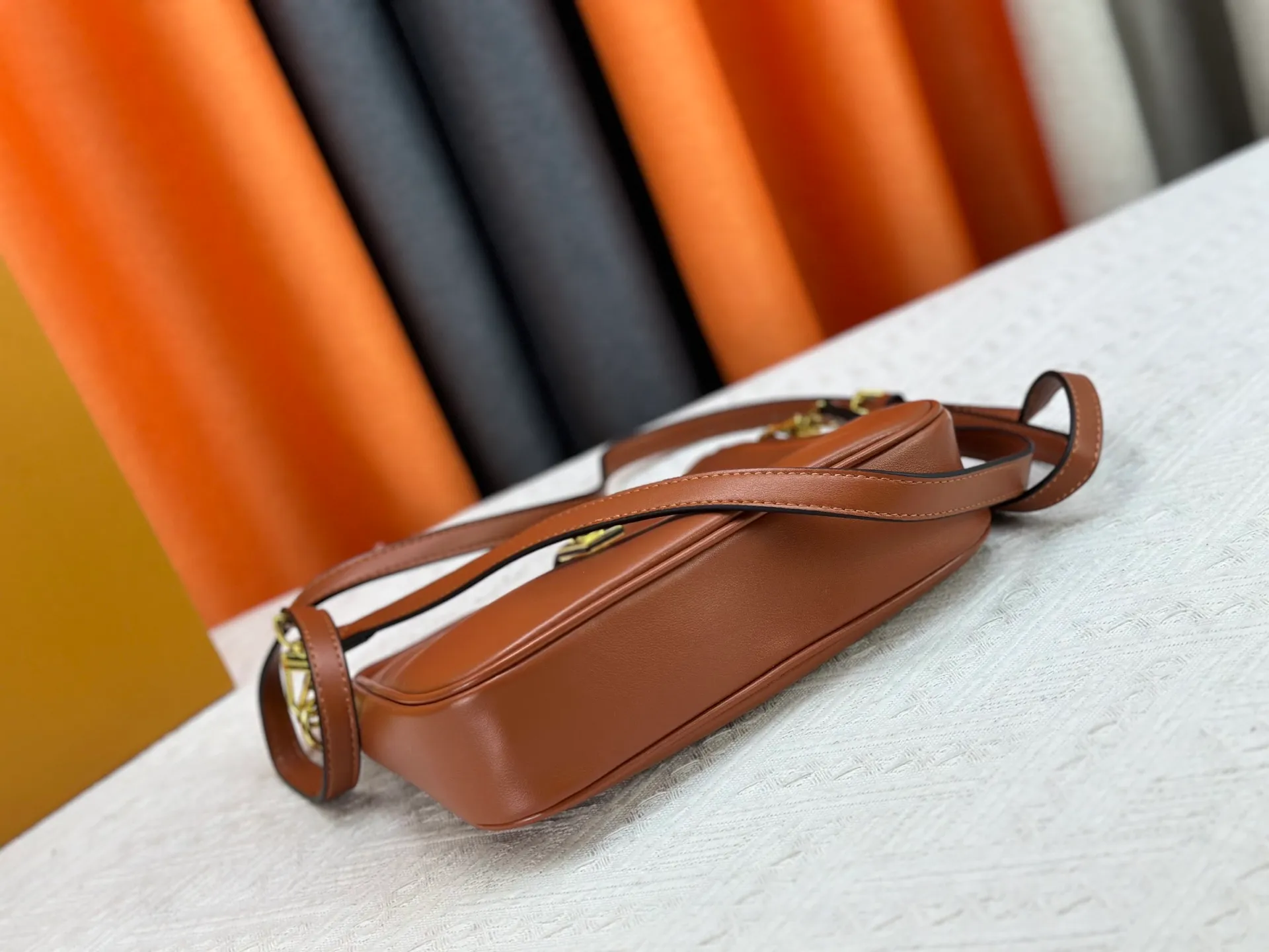 P300 small size M120693 M119563 Louis Vuitton's new style has quietly returned to the minimalist elegance. This new design has soft lines and uses the Hobo outline to outline a casual sense of calmness. This is a bag that deliberately attracts attention and captures people's hearts with its low-key and restrained charm. Internal zipper pocket Size: small 24.5x21.5x5cm large 36×29.5×7cm