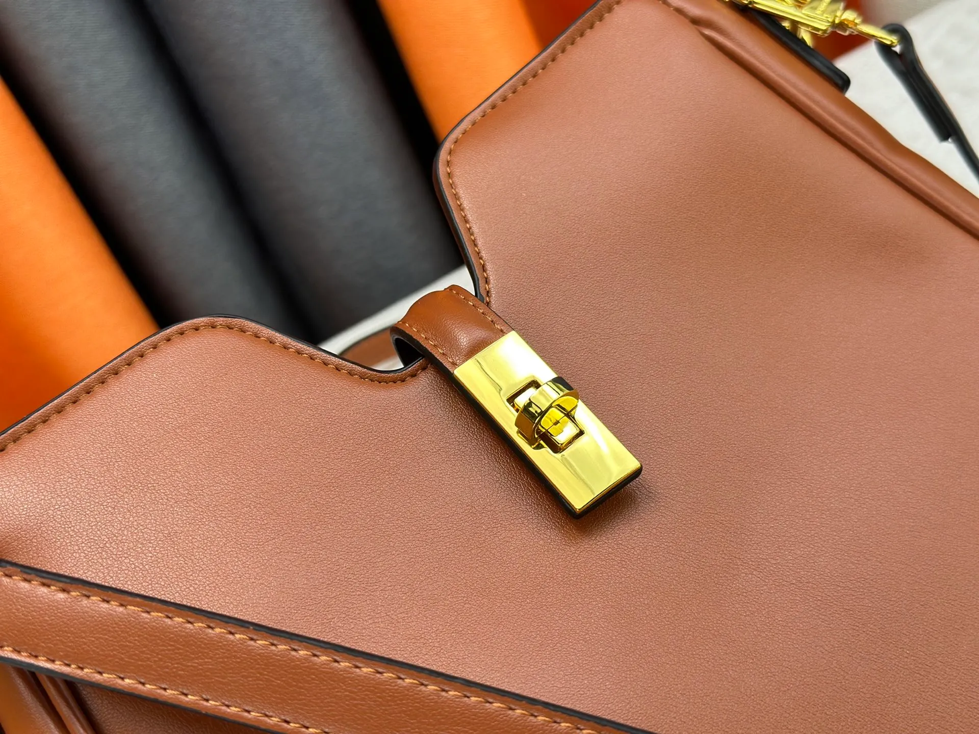 P300 small size M120693 M119563 Louis Vuitton's new style has quietly returned to the minimalist elegance. This new design has soft lines and uses the Hobo outline to outline a casual sense of calmness. This is a bag that deliberately attracts attention and captures people's hearts with its low-key and restrained charm. Internal zipper pocket Size: small 24.5x21.5x5cm large 36×29.5×7cm