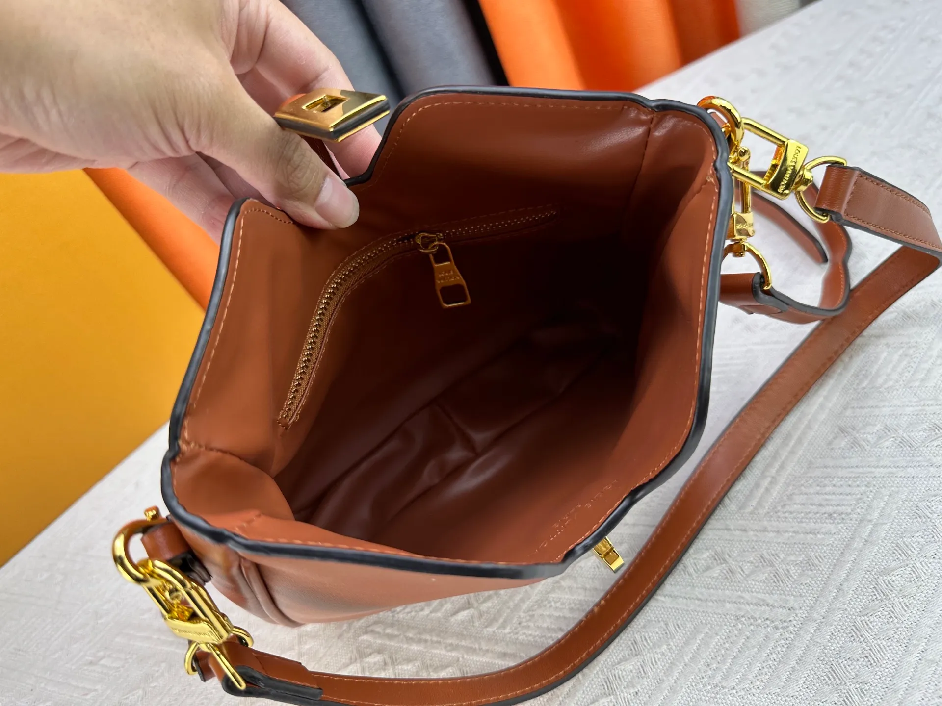 P300 small size M120693 M119563 Louis Vuitton's new style has quietly returned to the minimalist elegance. This new design has soft lines and uses the Hobo outline to outline a casual sense of calmness. This is a bag that deliberately attracts attention and captures people's hearts with its low-key and restrained charm. Internal zipper pocket Size: small 24.5x21.5x5cm large 36×29.5×7cm