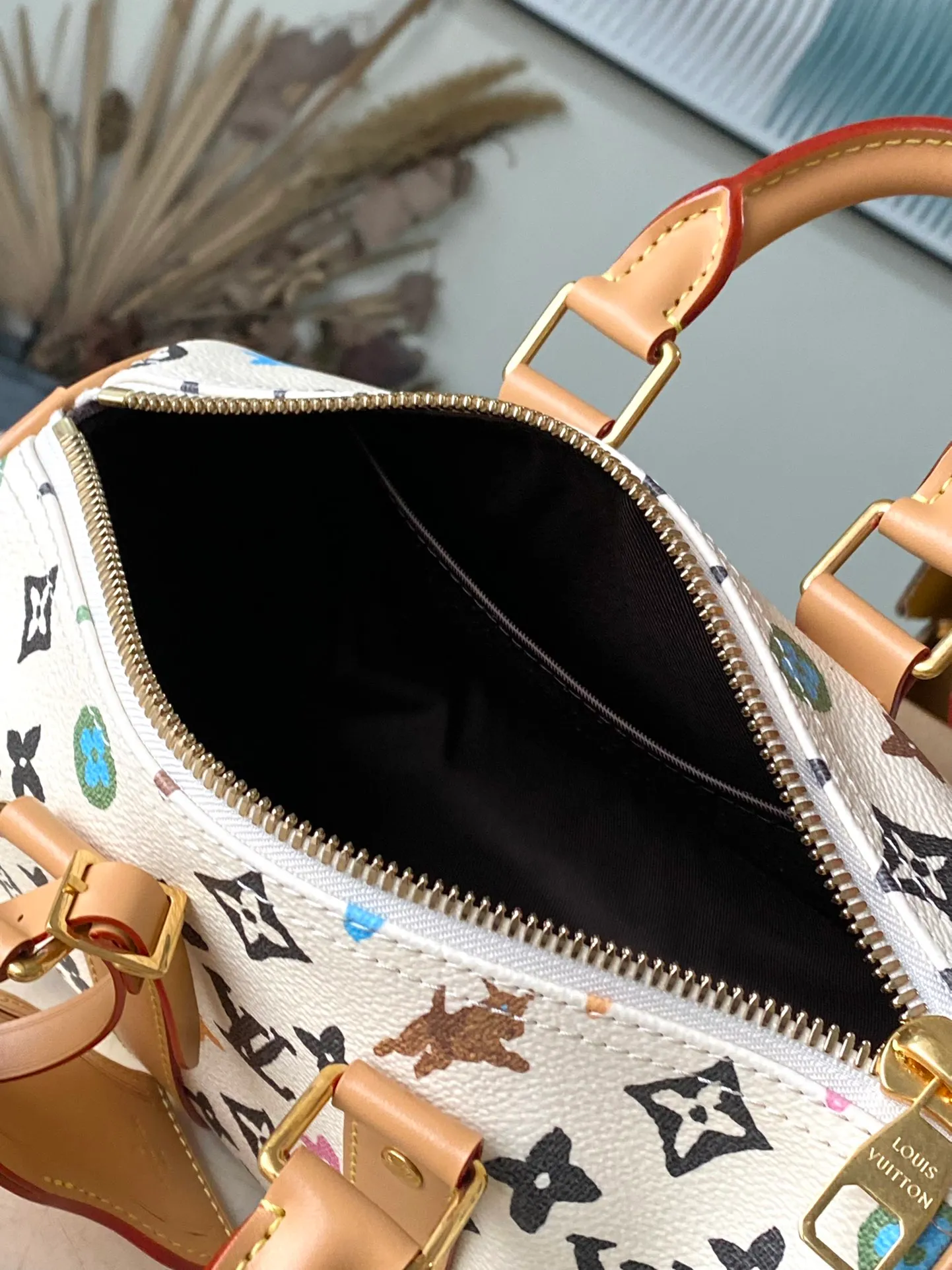 💰980 Top original order M24849 white. Support counter inspection. Photos taken of duty-free goods are consistent with the product without unpacking. This product is an exclusive duty-free product in the market and is the highest-end product. Inspection is supported. This product has passed strict inspection and is flawless. Please wear gloves when touching the product. This product is not returnable or exchangeable. Please confirm the product first and then remove the label on the handle. This product is temporarily not open to the public, only regular customers, and is in short supply. Dimensions: 25 x 15 x 11 cm