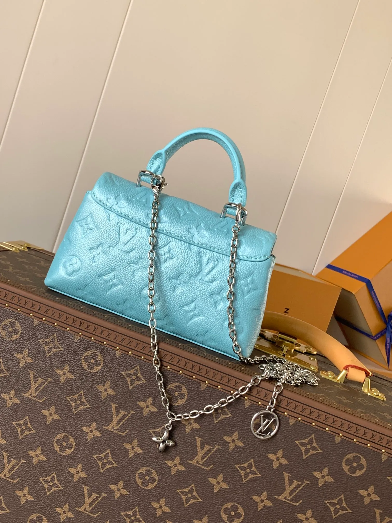 💰840 (top layer leather) top original order, transcoding chip M12145 white M12144 black M12211 blue customized first layer cowhide, steel buckle This Nano Madeleine handbag uses Monogram Empreinte leather to interpret the pocket version of the Madeleine handbag, with a classic S-lock buckle and a detachable chain embellished with the LV Circle logo. Plenty of space to accommodate daily needs, suitable for hand-held, shoulder or cross-body wear.  12.5 x 6 x 21 cm (H x W x L) Soft-grained cowhide Leather trim Textile lining Metal hardware Patch pocket with card compartment Organ compartment S-lock Chain: Z06 Chain half length: 56.0 cm Handle: Single handle This product is made in one of France, Spain, Italy and the United States