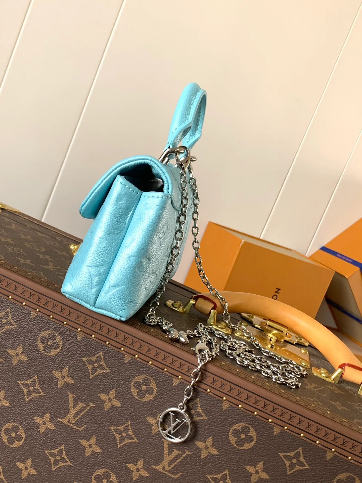 💰840 (top layer leather) top original order, transcoding chip M12145 white M12144 black M12211 blue customized first layer cowhide, steel buckle This Nano Madeleine handbag uses Monogram Empreinte leather to interpret the pocket version of the Madeleine handbag, with a classic S-lock buckle and a detachable chain embellished with the LV Circle logo. Plenty of space to accommodate daily needs, suitable for hand-held, shoulder or cross-body wear.  12.5 x 6 x 21 cm (H x W x L) Soft-grained cowhide Leather trim Textile lining Metal hardware Patch pocket with card compartment Organ compartment S-lock Chain: Z06 Chain half length: 56.0 cm Handle: Single handle This product is made in one of France, Spain, Italy and the United States