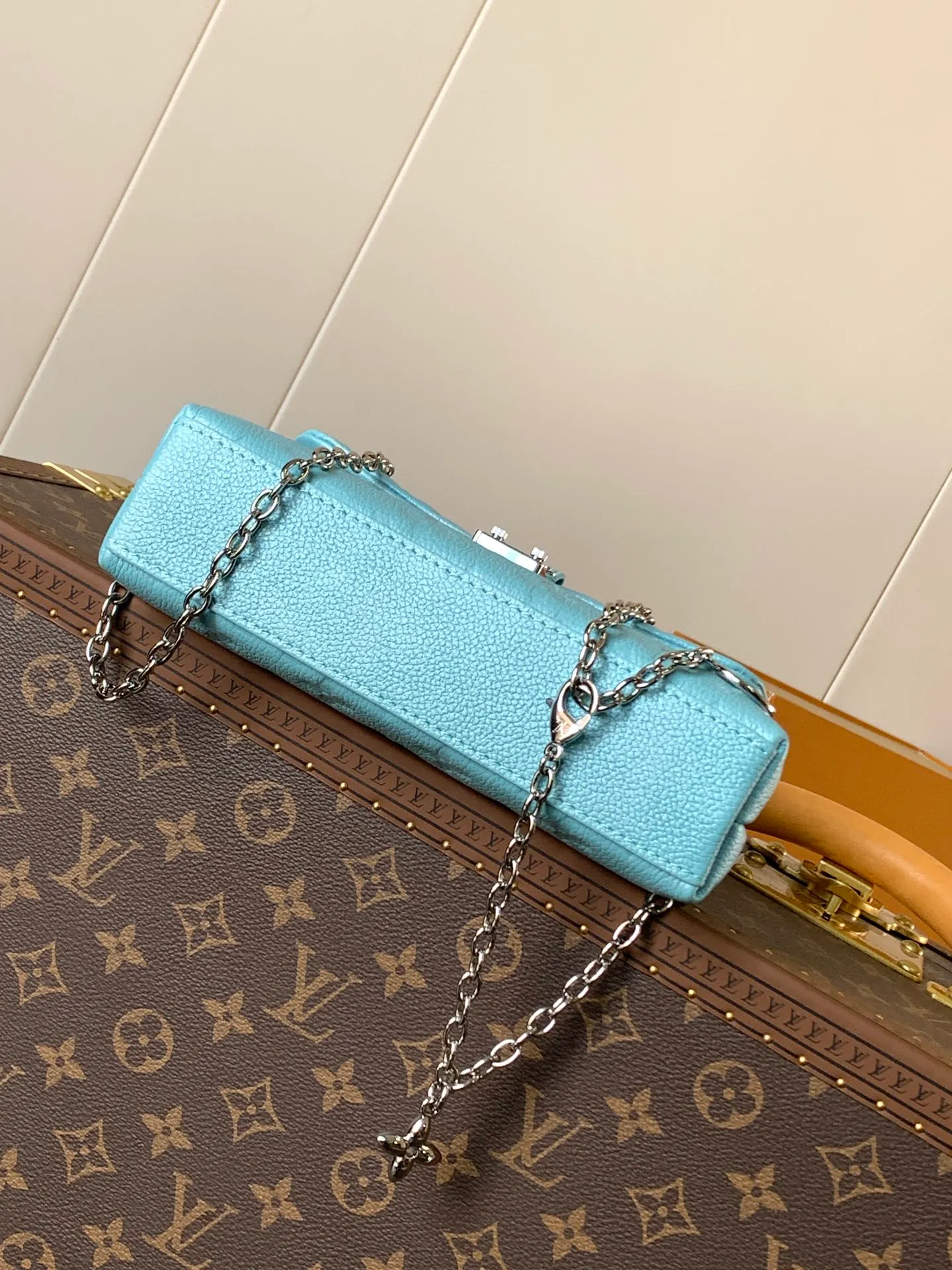 💰840 (top layer leather) top original order, transcoding chip M12145 white M12144 black M12211 blue customized first layer cowhide, steel buckle This Nano Madeleine handbag uses Monogram Empreinte leather to interpret the pocket version of the Madeleine handbag, with a classic S-lock buckle and a detachable chain embellished with the LV Circle logo. Plenty of space to accommodate daily needs, suitable for hand-held, shoulder or cross-body wear.  12.5 x 6 x 21 cm (H x W x L) Soft-grained cowhide Leather trim Textile lining Metal hardware Patch pocket with card compartment Organ compartment S-lock Chain: Z06 Chain half length: 56.0 cm Handle: Single handle This product is made in one of France, Spain, Italy and the United States