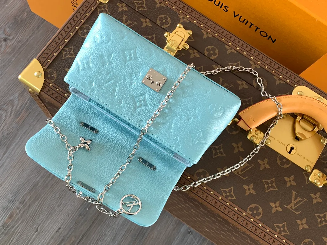 💰840 (top layer leather) top original order, transcoding chip M12145 white M12144 black M12211 blue customized first layer cowhide, steel buckle This Nano Madeleine handbag uses Monogram Empreinte leather to interpret the pocket version of the Madeleine handbag, with a classic S-lock buckle and a detachable chain embellished with the LV Circle logo. Plenty of space to accommodate daily needs, suitable for hand-held, shoulder or cross-body wear.  12.5 x 6 x 21 cm (H x W x L) Soft-grained cowhide Leather trim Textile lining Metal hardware Patch pocket with card compartment Organ compartment S-lock Chain: Z06 Chain half length: 56.0 cm Handle: Single handle This product is made in one of France, Spain, Italy and the United States
