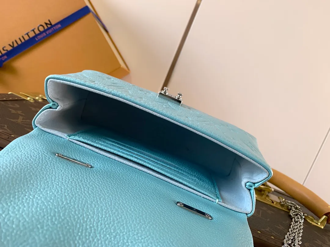💰840 (top layer leather) top original order, transcoding chip M12145 white M12144 black M12211 blue customized first layer cowhide, steel buckle This Nano Madeleine handbag uses Monogram Empreinte leather to interpret the pocket version of the Madeleine handbag, with a classic S-lock buckle and a detachable chain embellished with the LV Circle logo. Plenty of space to accommodate daily needs, suitable for hand-held, shoulder or cross-body wear.  12.5 x 6 x 21 cm (H x W x L) Soft-grained cowhide Leather trim Textile lining Metal hardware Patch pocket with card compartment Organ compartment S-lock Chain: Z06 Chain half length: 56.0 cm Handle: Single handle This product is made in one of France, Spain, Italy and the United States