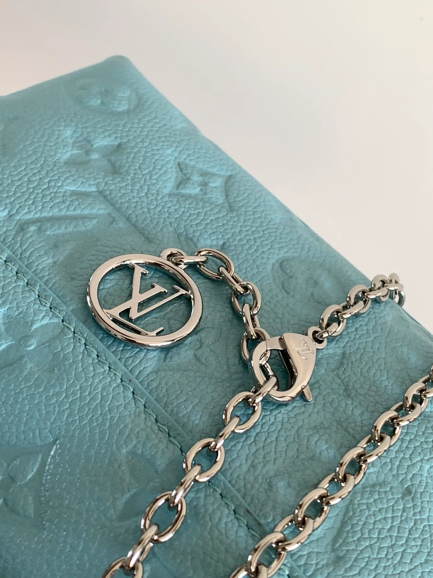 💰840 (top layer leather) top original order, transcoding chip M12145 white M12144 black M12211 blue customized first layer cowhide, steel buckle This Nano Madeleine handbag uses Monogram Empreinte leather to interpret the pocket version of the Madeleine handbag, with a classic S-lock buckle and a detachable chain embellished with the LV Circle logo. Plenty of space to accommodate daily needs, suitable for hand-held, shoulder or cross-body wear.  12.5 x 6 x 21 cm (H x W x L) Soft-grained cowhide Leather trim Textile lining Metal hardware Patch pocket with card compartment Organ compartment S-lock Chain: Z06 Chain half length: 56.0 cm Handle: Single handle This product is made in one of France, Spain, Italy and the United States