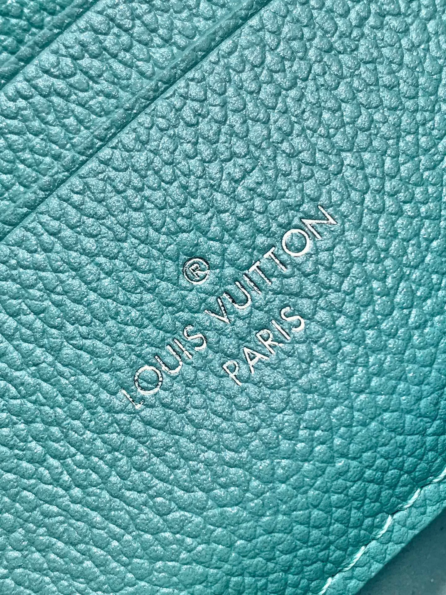 💰840 (top layer leather) top original order, transcoding chip M12145 white M12144 black M12211 blue customized first layer cowhide, steel buckle This Nano Madeleine handbag uses Monogram Empreinte leather to interpret the pocket version of the Madeleine handbag, with a classic S-lock buckle and a detachable chain embellished with the LV Circle logo. Plenty of space to accommodate daily needs, suitable for hand-held, shoulder or cross-body wear.  12.5 x 6 x 21 cm (H x W x L) Soft-grained cowhide Leather trim Textile lining Metal hardware Patch pocket with card compartment Organ compartment S-lock Chain: Z06 Chain half length: 56.0 cm Handle: Single handle This product is made in one of France, Spain, Italy and the United States