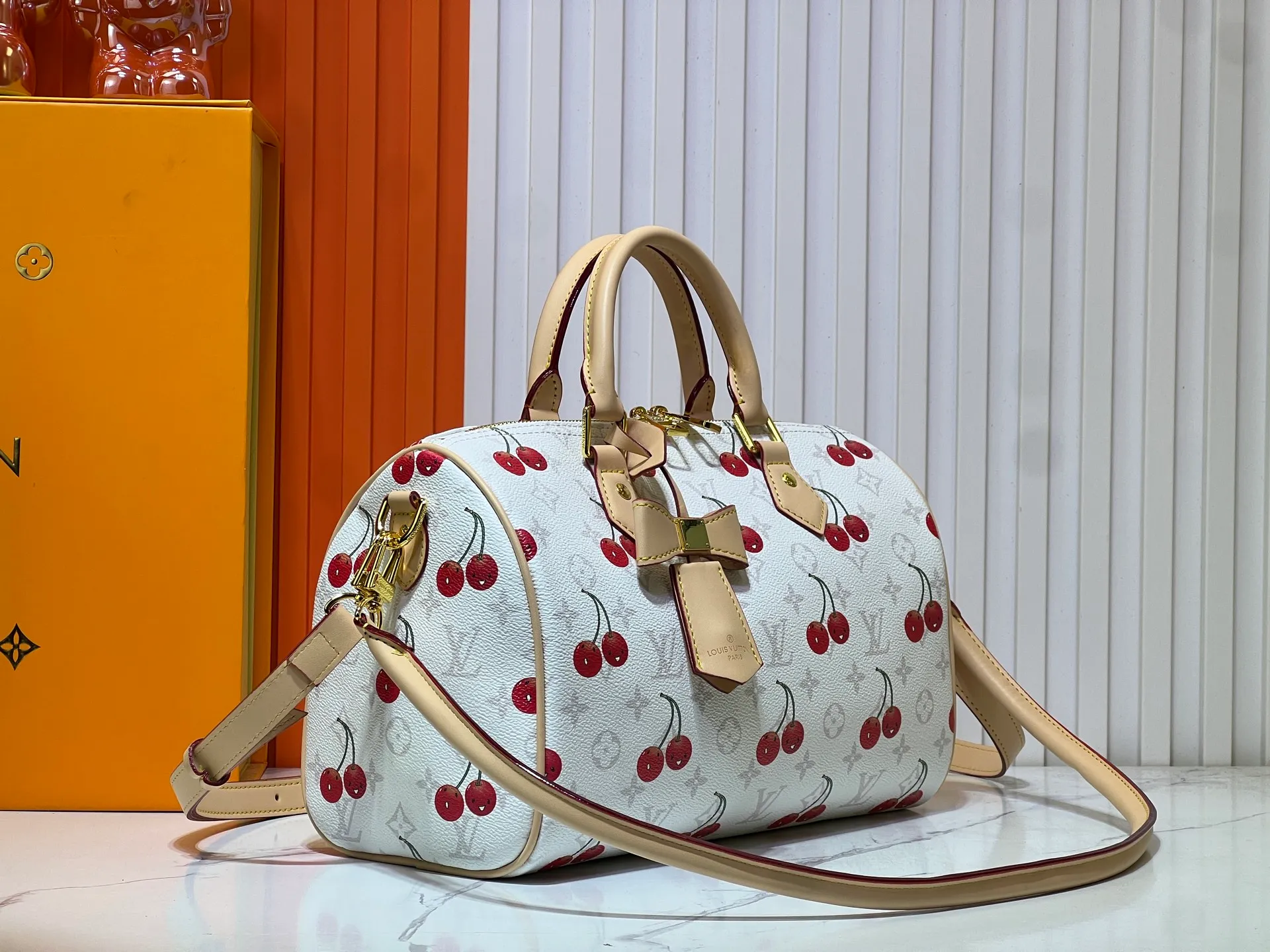 Batch 320💰M17089 M40391 Louis Vuitton collaborated with Japanese M artist Takashi Murakami for the first time in 2003 and launched the classic "Color Monogram" series, which immediately caused a trend storm. The "Cherry Series" launched in 2005 is based on Murakami's design, integrating cherry elements into LV's classic Monogram canvas, showing the perfect combination of art and fashion. Size: 30x21x17